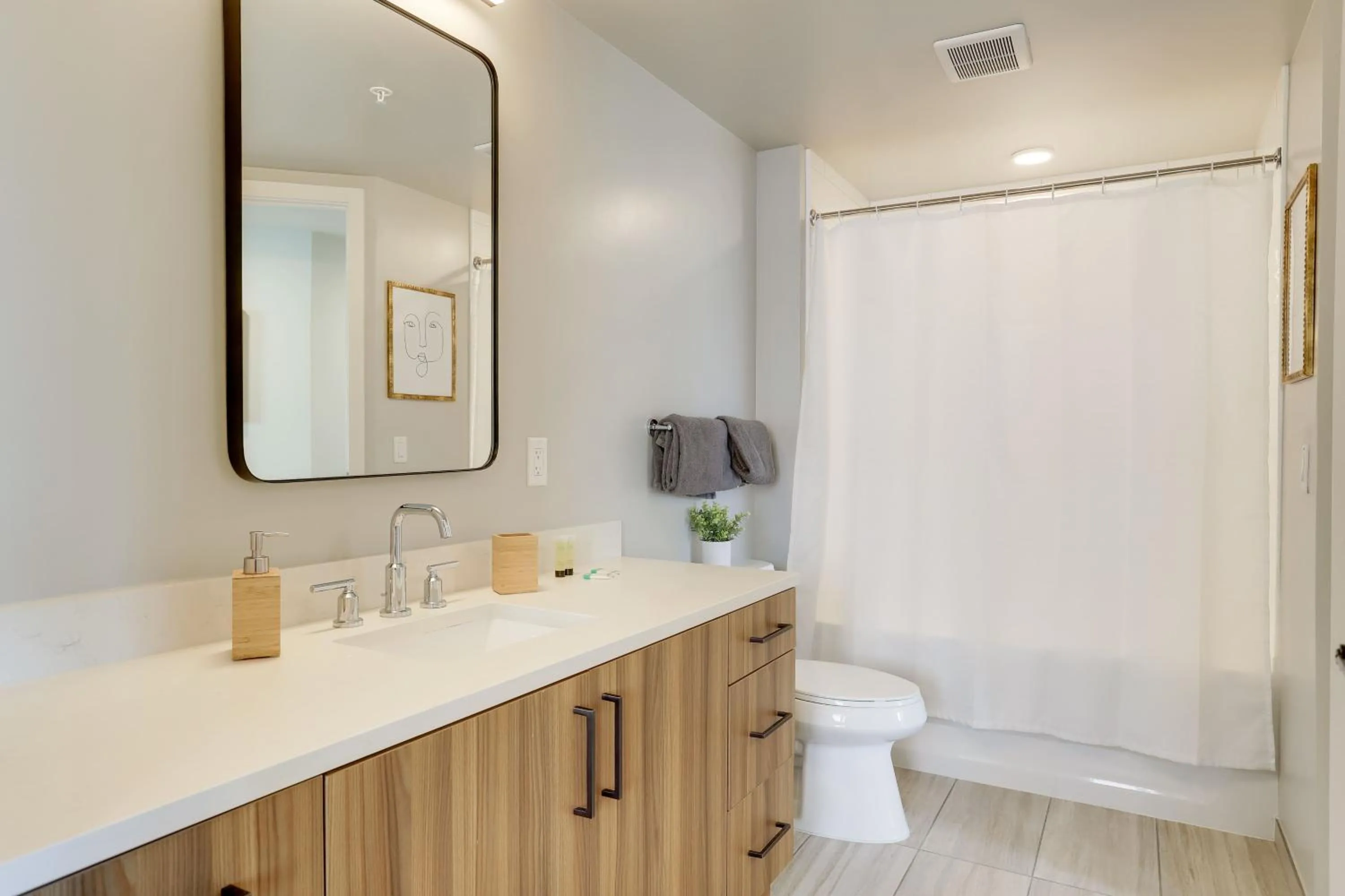 Bathroom in Stylish Condo at Clarendon with Rooftop Views