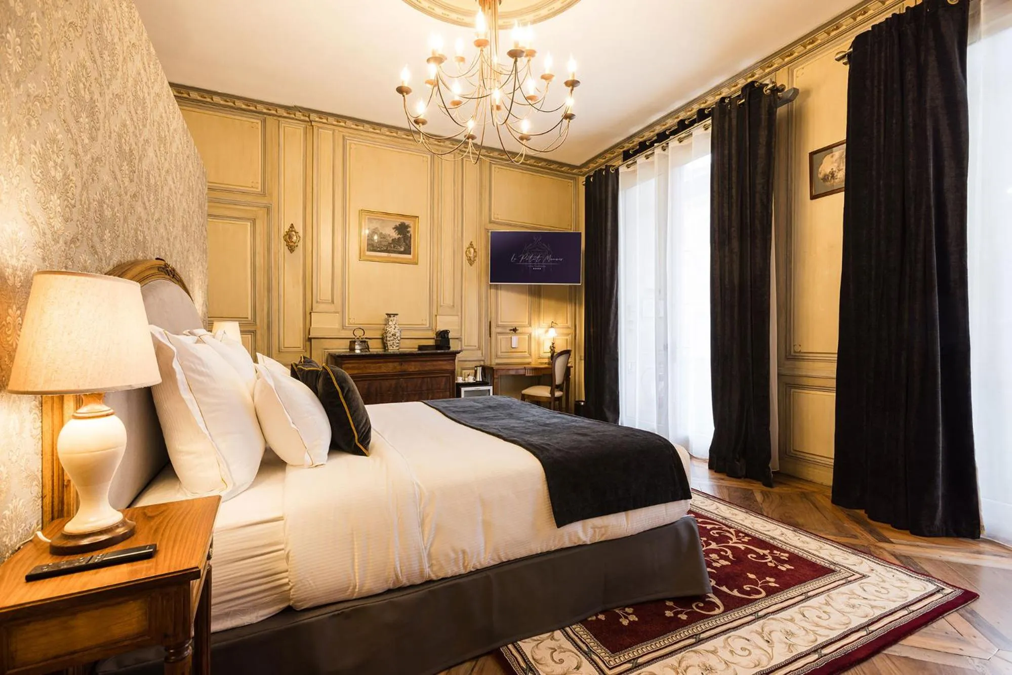Photo of the whole room, Bed in LE PETIT MANOIR