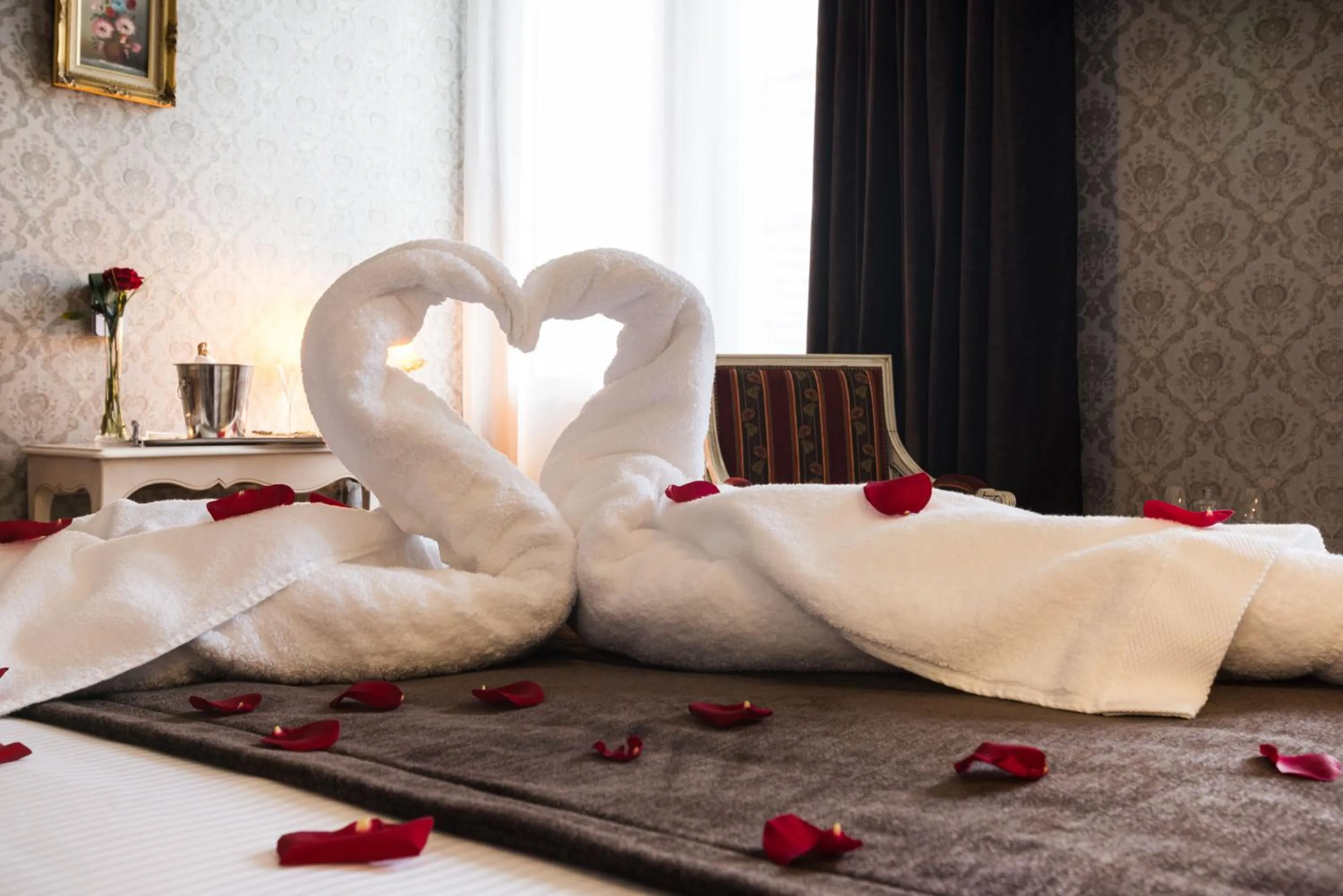 Bedroom, Bed in LE PETIT MANOIR