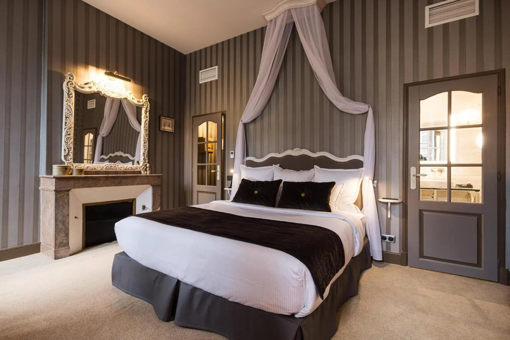 Photo of the whole room, Bed in LE PETIT MANOIR