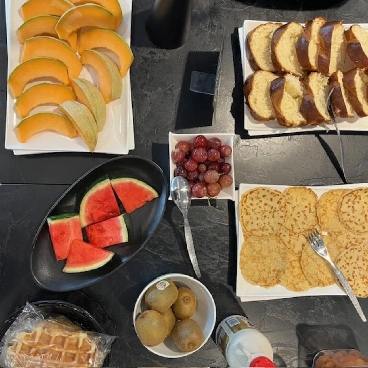 Continental breakfast in Hôtel Restaurant AKENA Molinges - La Brocatelle