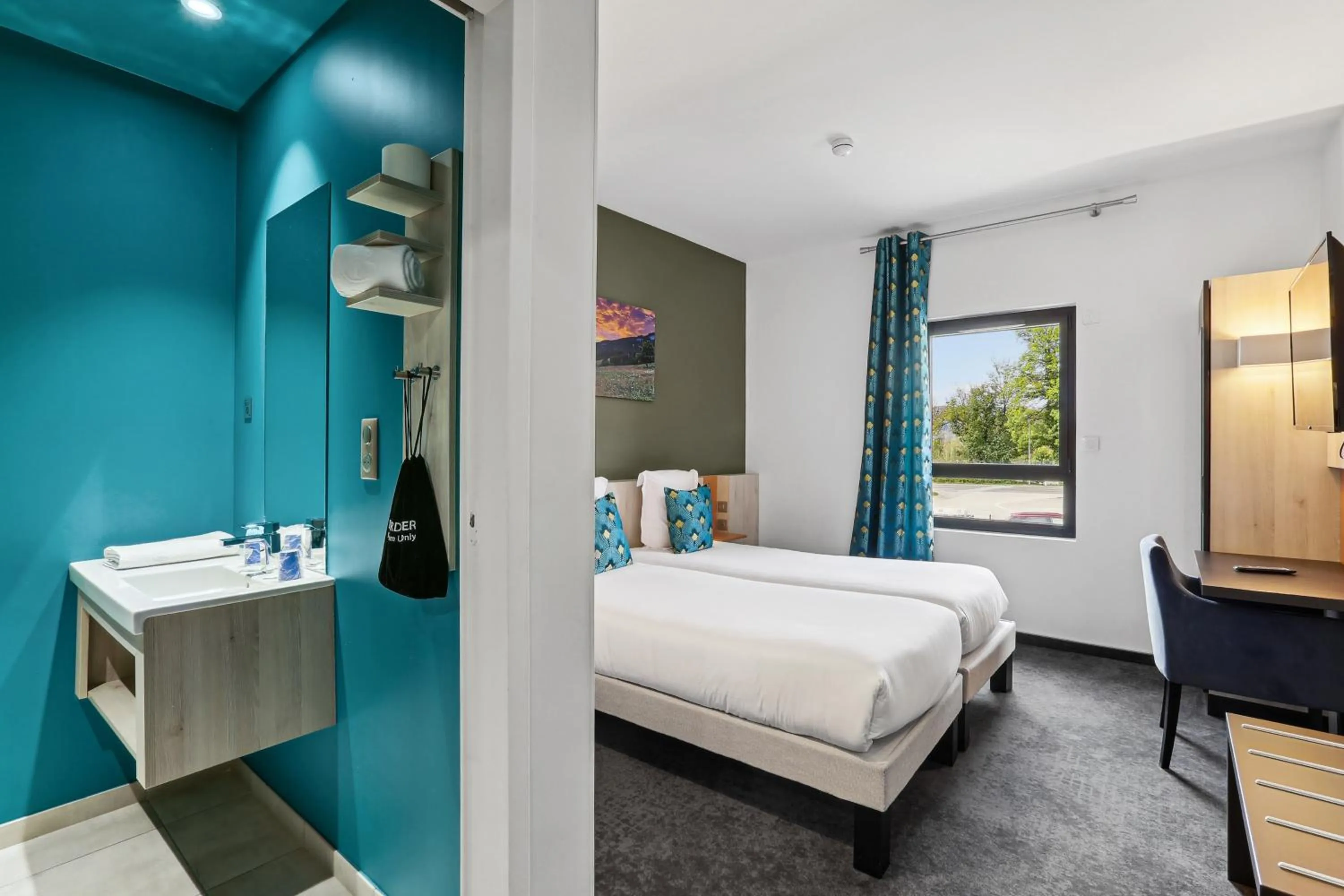 Bedroom, Bed in Hôtel Restaurant AKENA Molinges - La Brocatelle