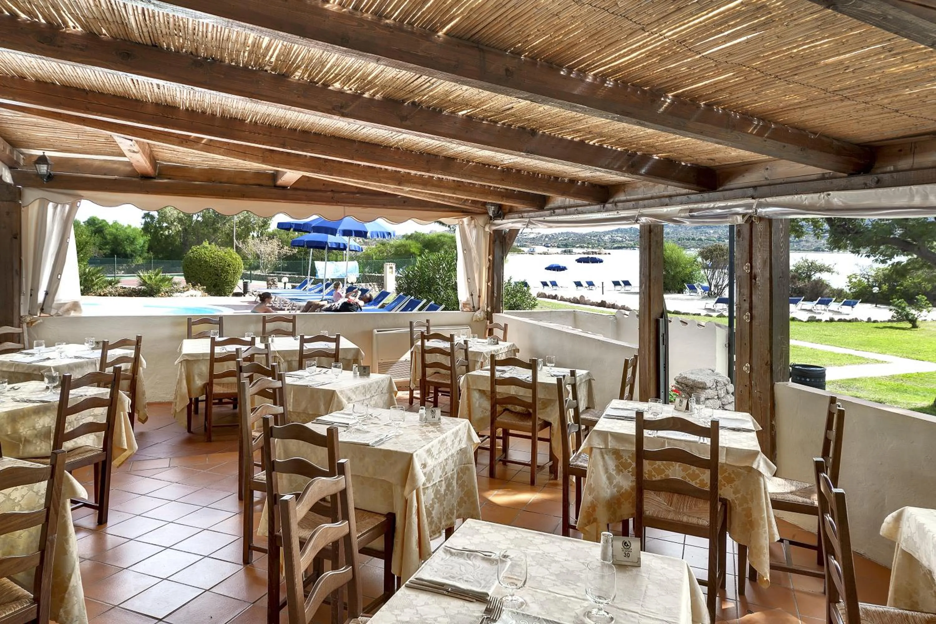Restaurant/places to eat in Colonna Hotel Du Golf
