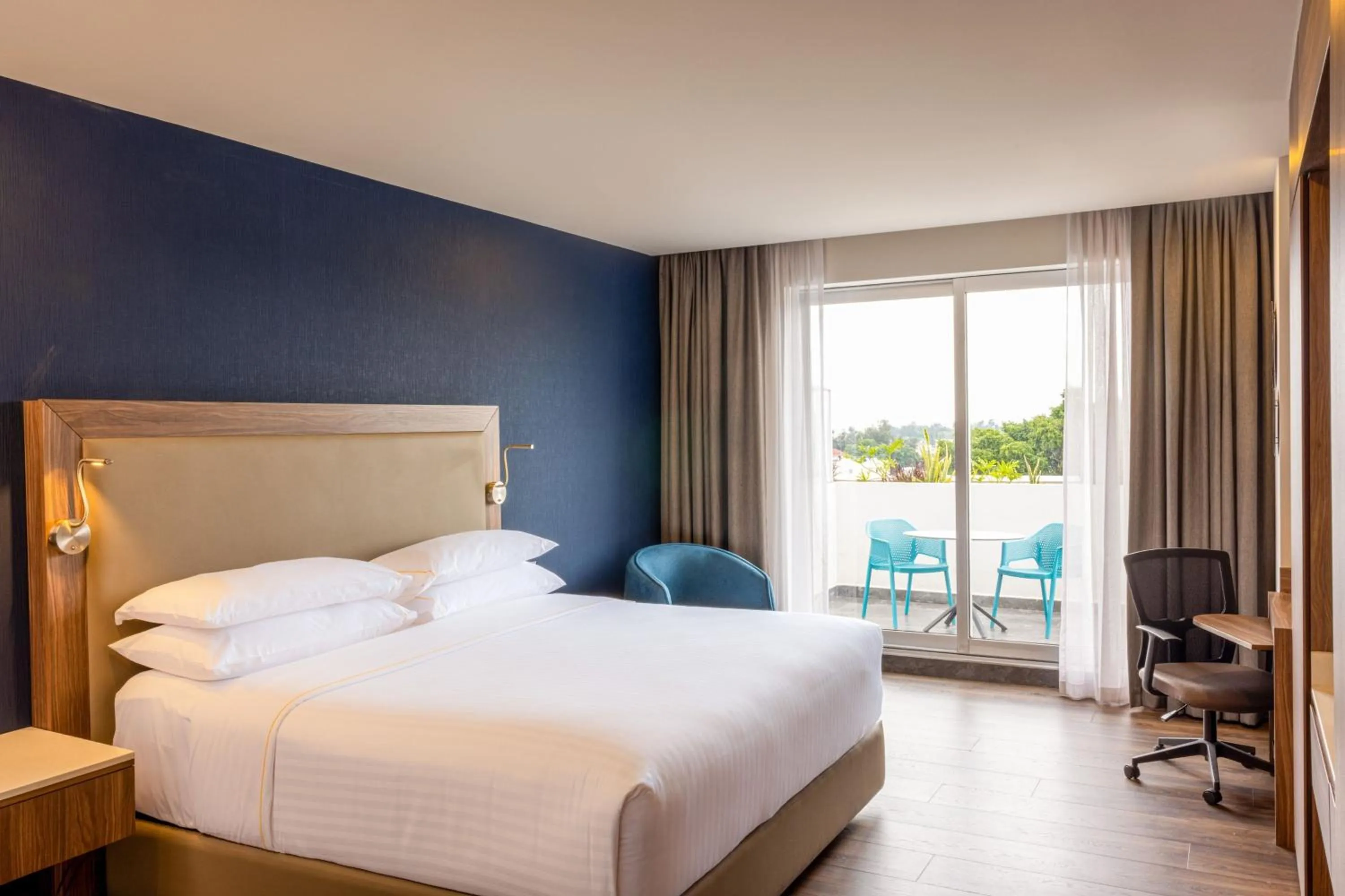 Photo of the whole room, Bed in Sheraton Guadalajara Expo