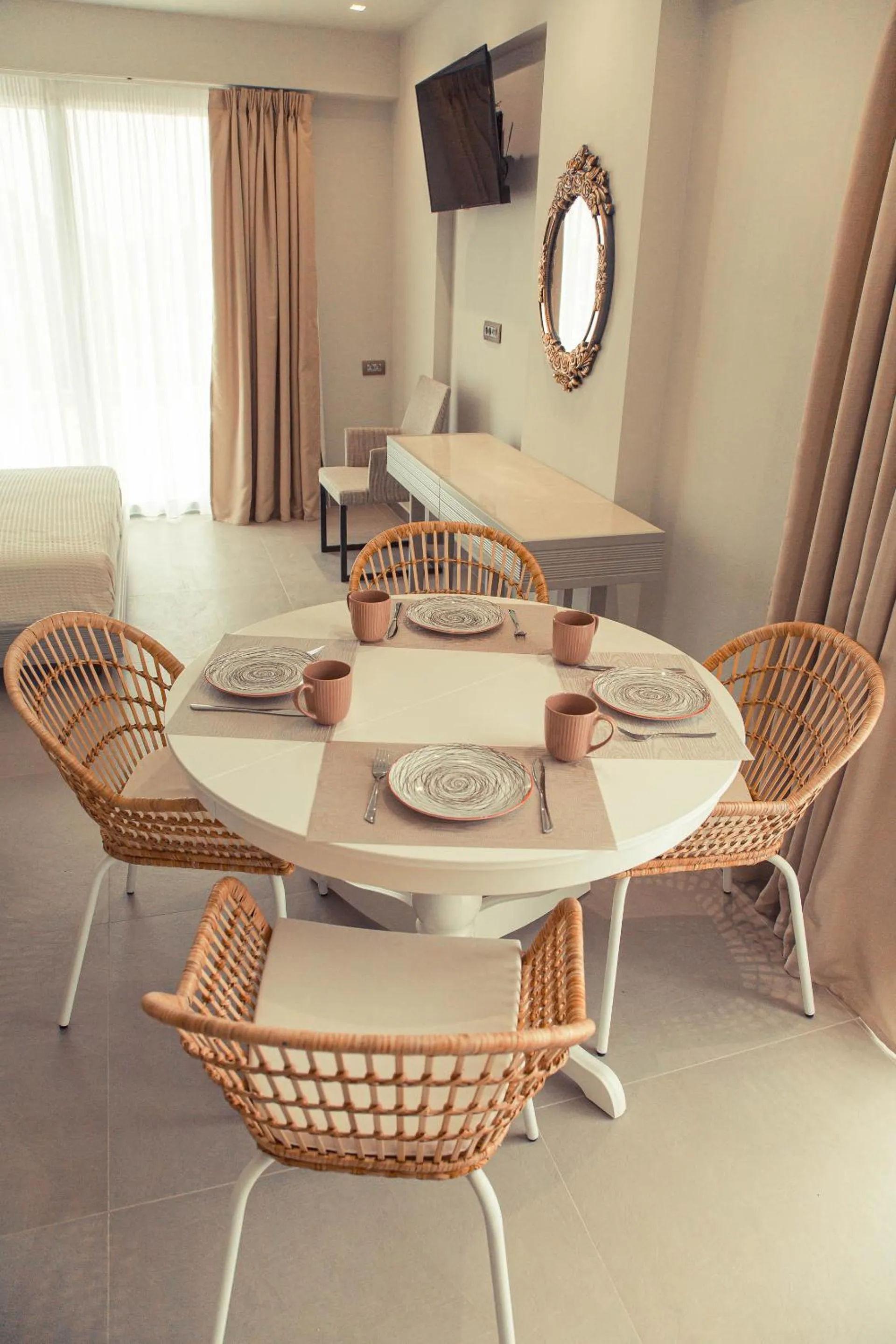 TV and multimedia in IO Luxury Pool & Hot Tub Suites