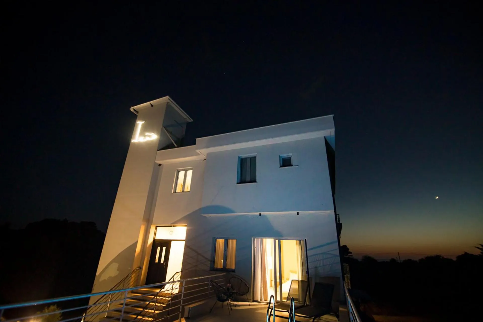 Property building in IO Luxury Pool & Hot Tub Suites