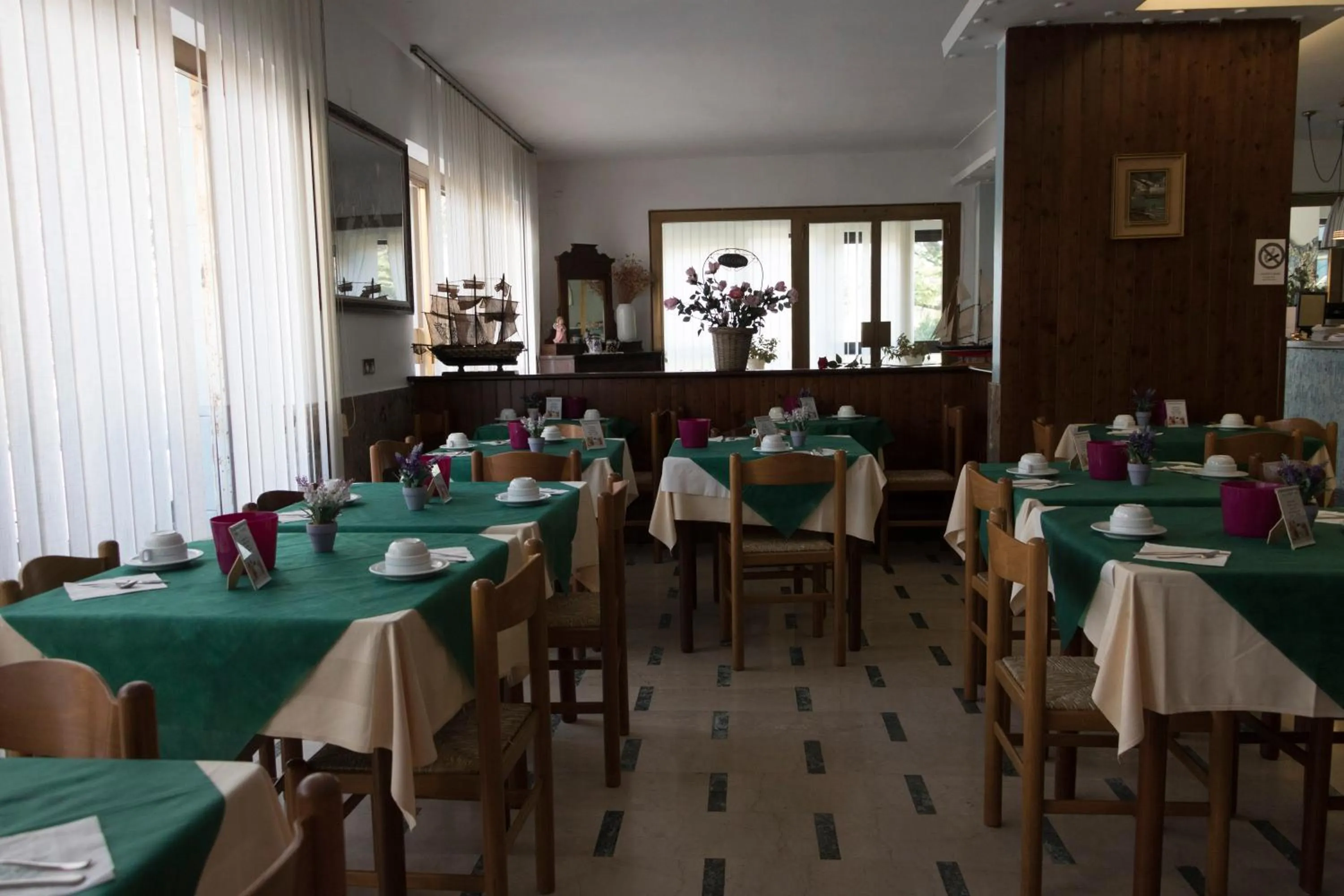 Restaurant/places to eat in Hotel Primavera