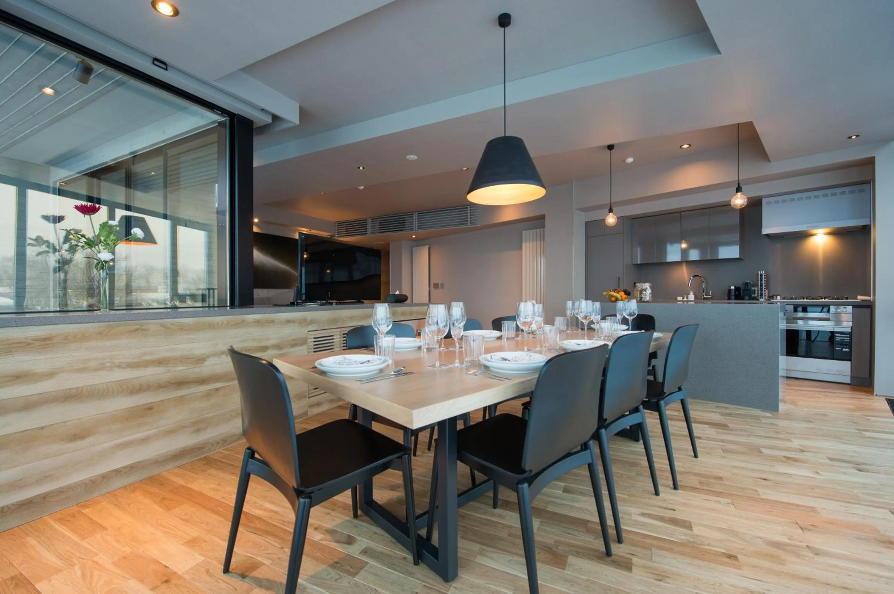 Dining area in Aspect Luxury Apartments by H2 Life