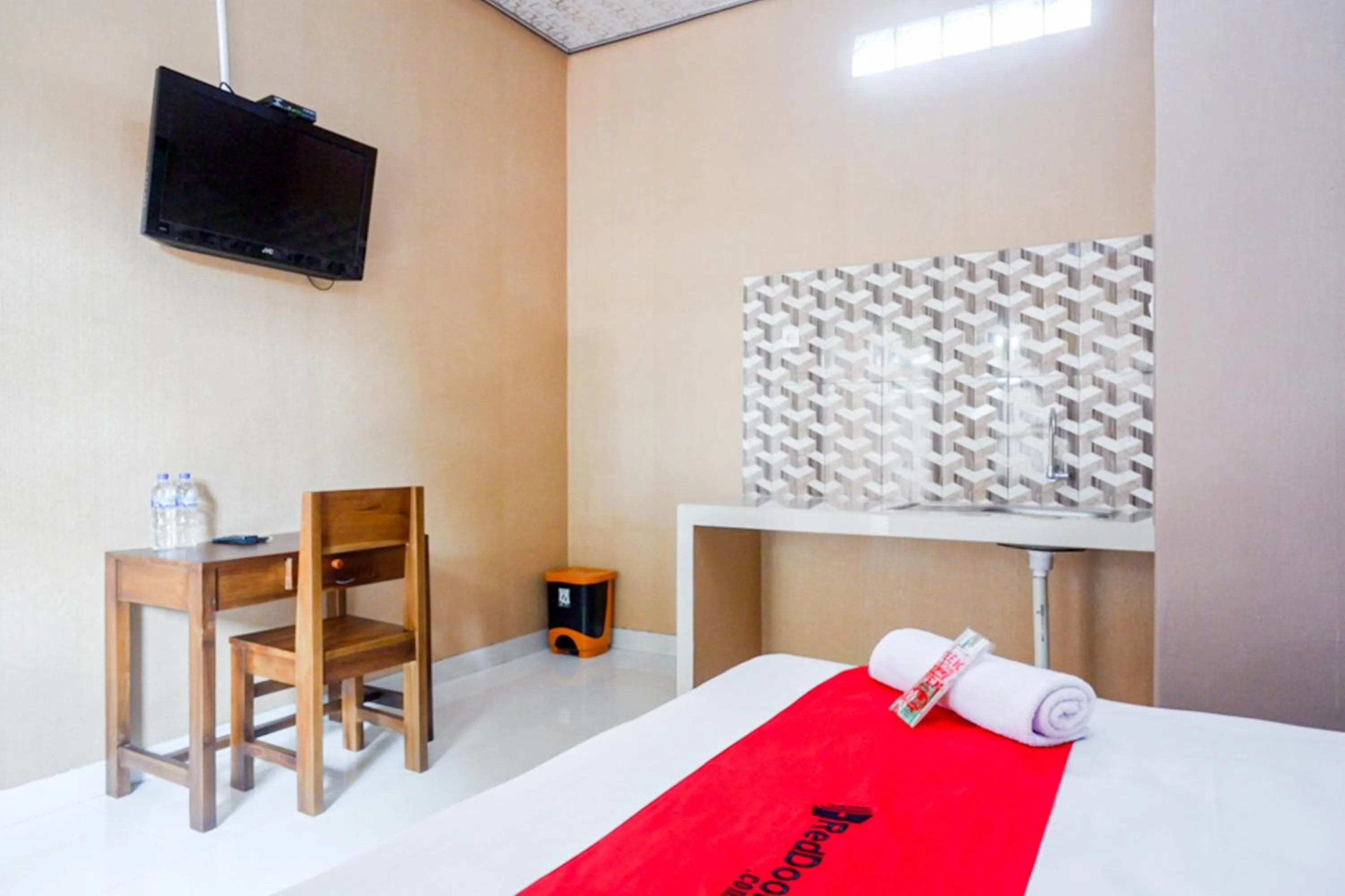 Bedroom, Bed in RedDoorz Syariah near Stasiun Gumilir Cilacap