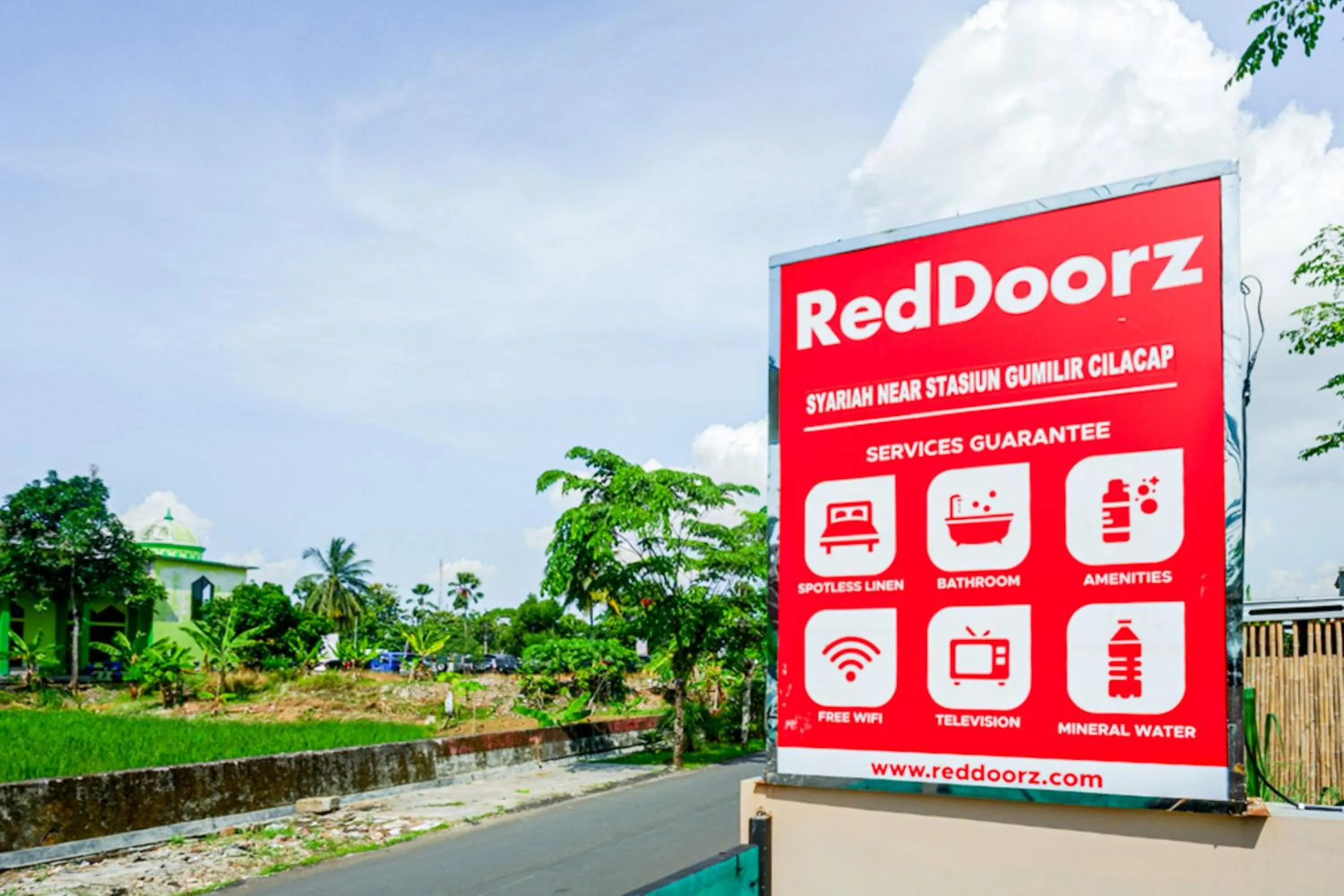 Property logo or sign in RedDoorz Syariah near Stasiun Gumilir Cilacap