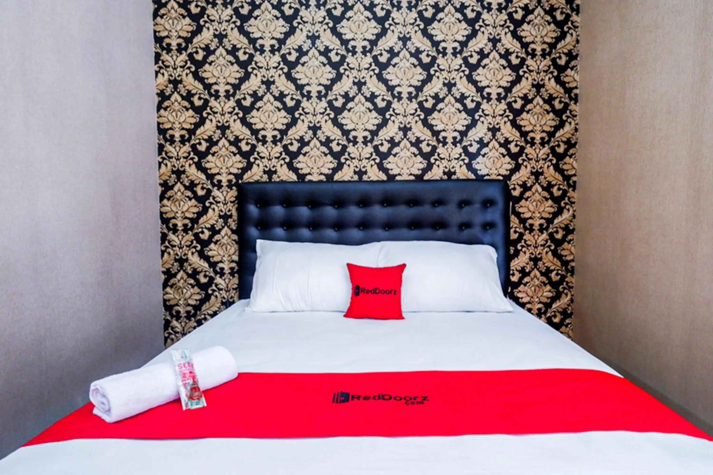 Bedroom, Bed in RedDoorz Syariah near Stasiun Gumilir Cilacap