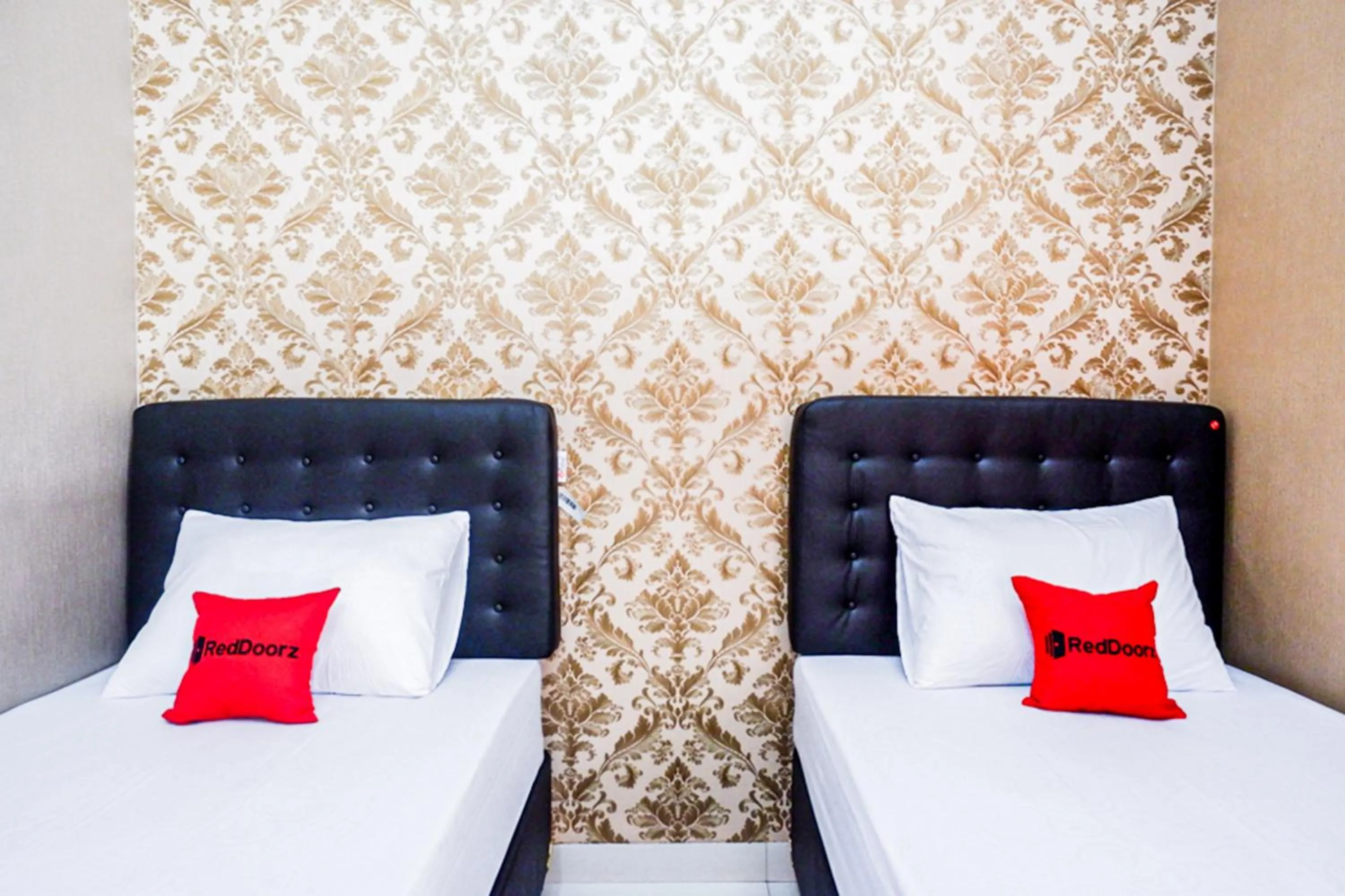 Bedroom, Bed in RedDoorz Syariah near Stasiun Gumilir Cilacap