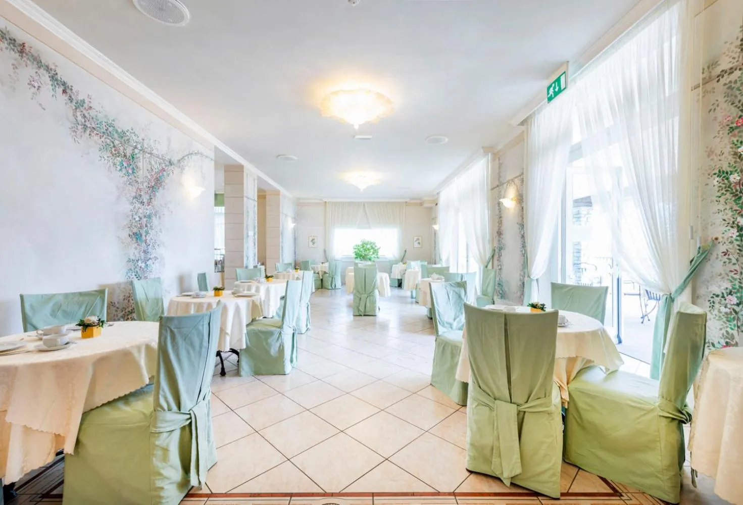 Restaurant/places to eat in Hotel La Perla