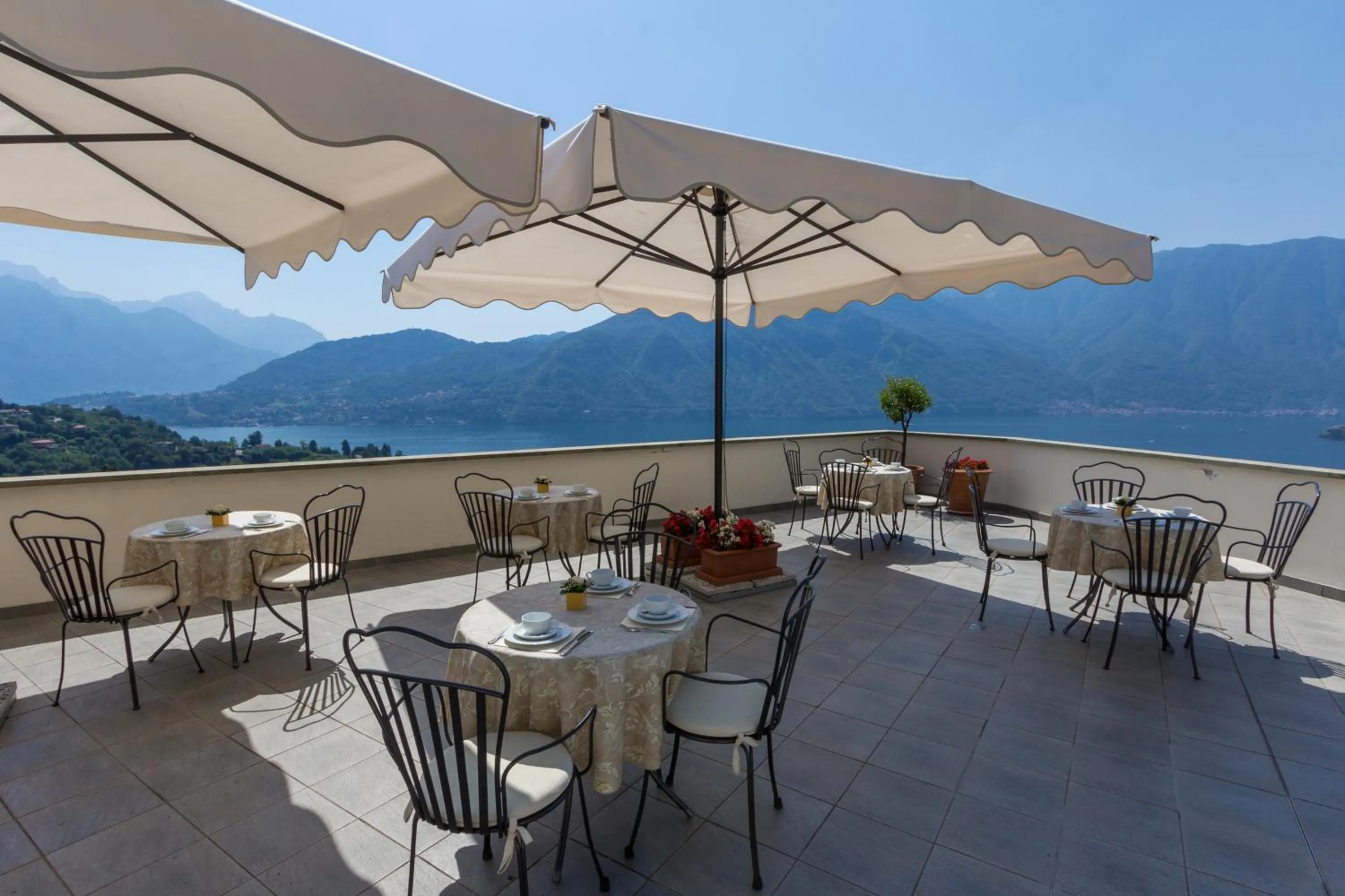 Restaurant/places to eat in Hotel La Perla