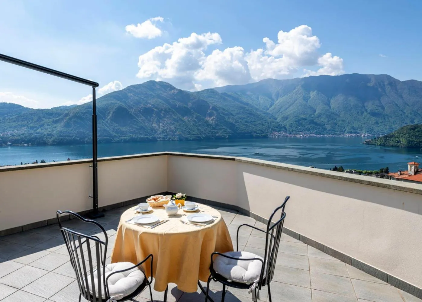 Restaurant/places to eat in Hotel La Perla