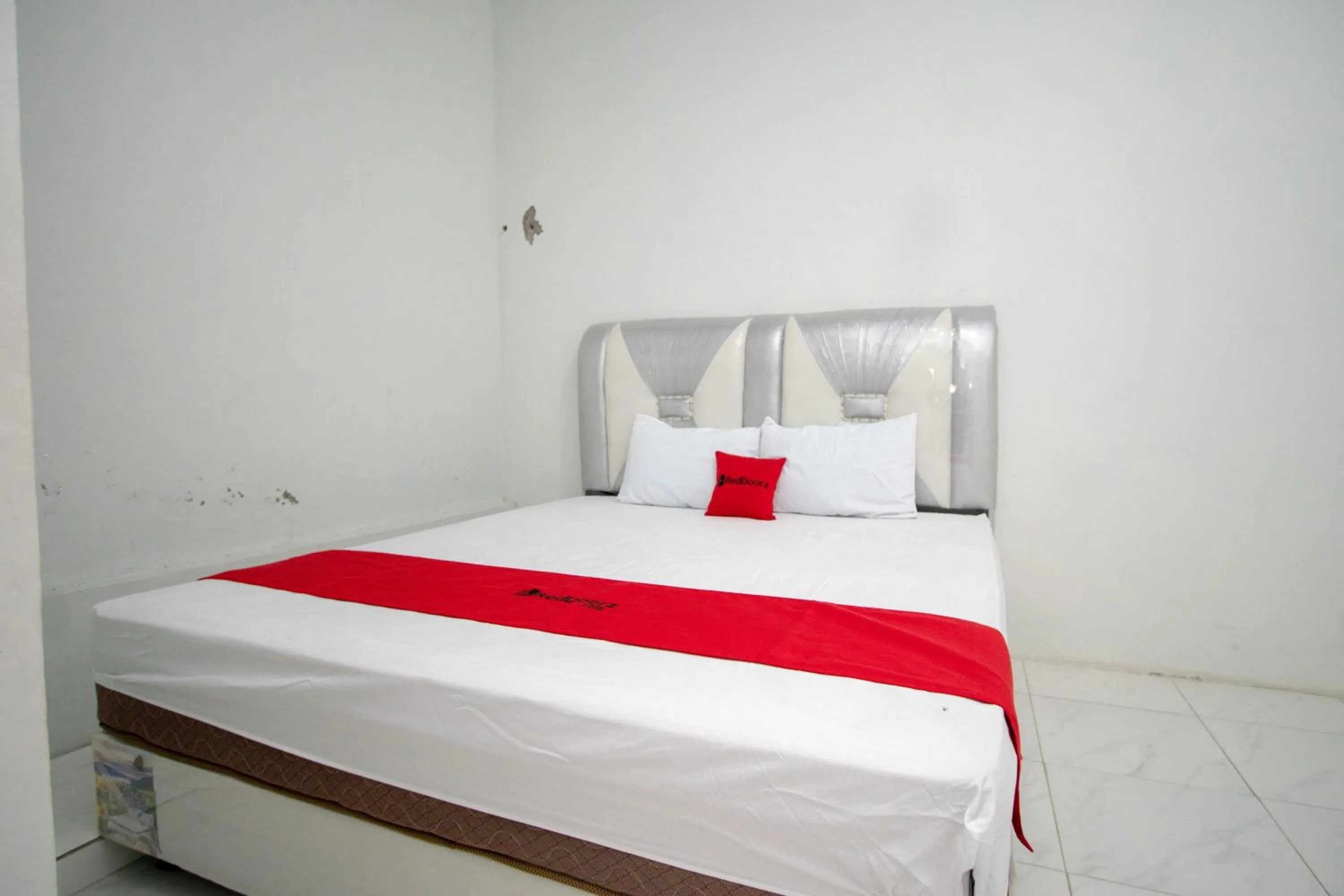 Bedroom, Bed in RedDoorz Syariah near Danau Lut Tawar Takengon 2