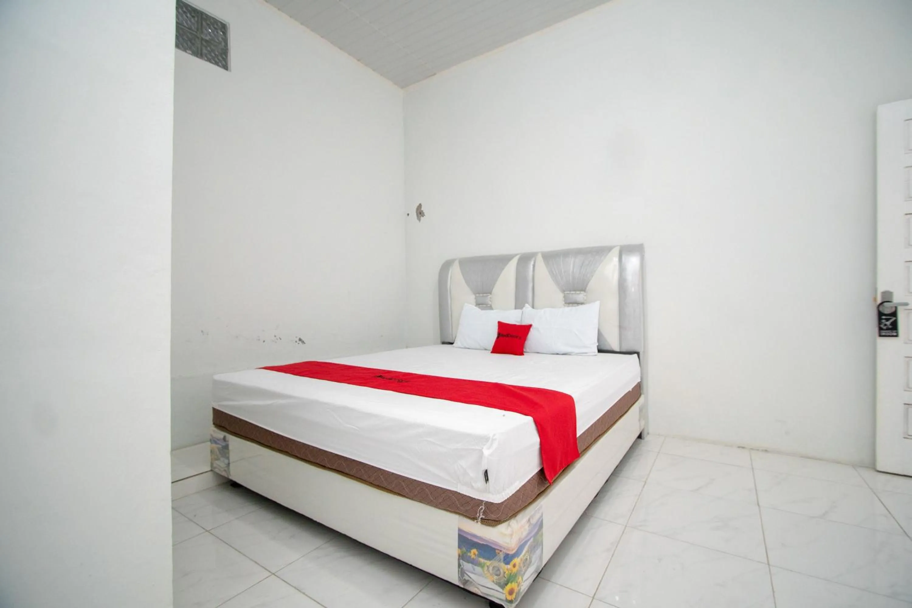 Bedroom, Bed in RedDoorz Syariah near Danau Lut Tawar Takengon 2