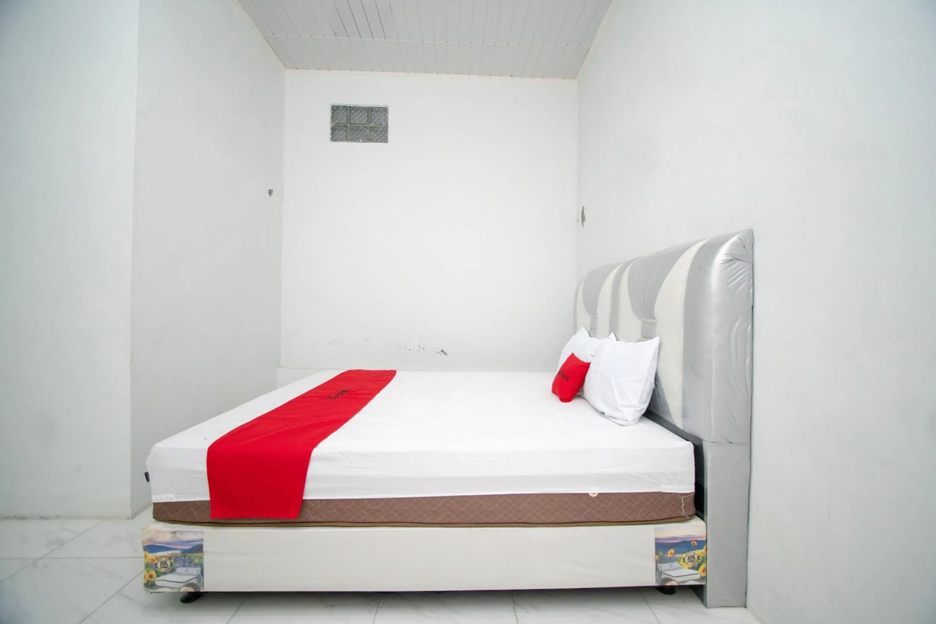 Bedroom, Bed in RedDoorz Syariah near Danau Lut Tawar Takengon 2