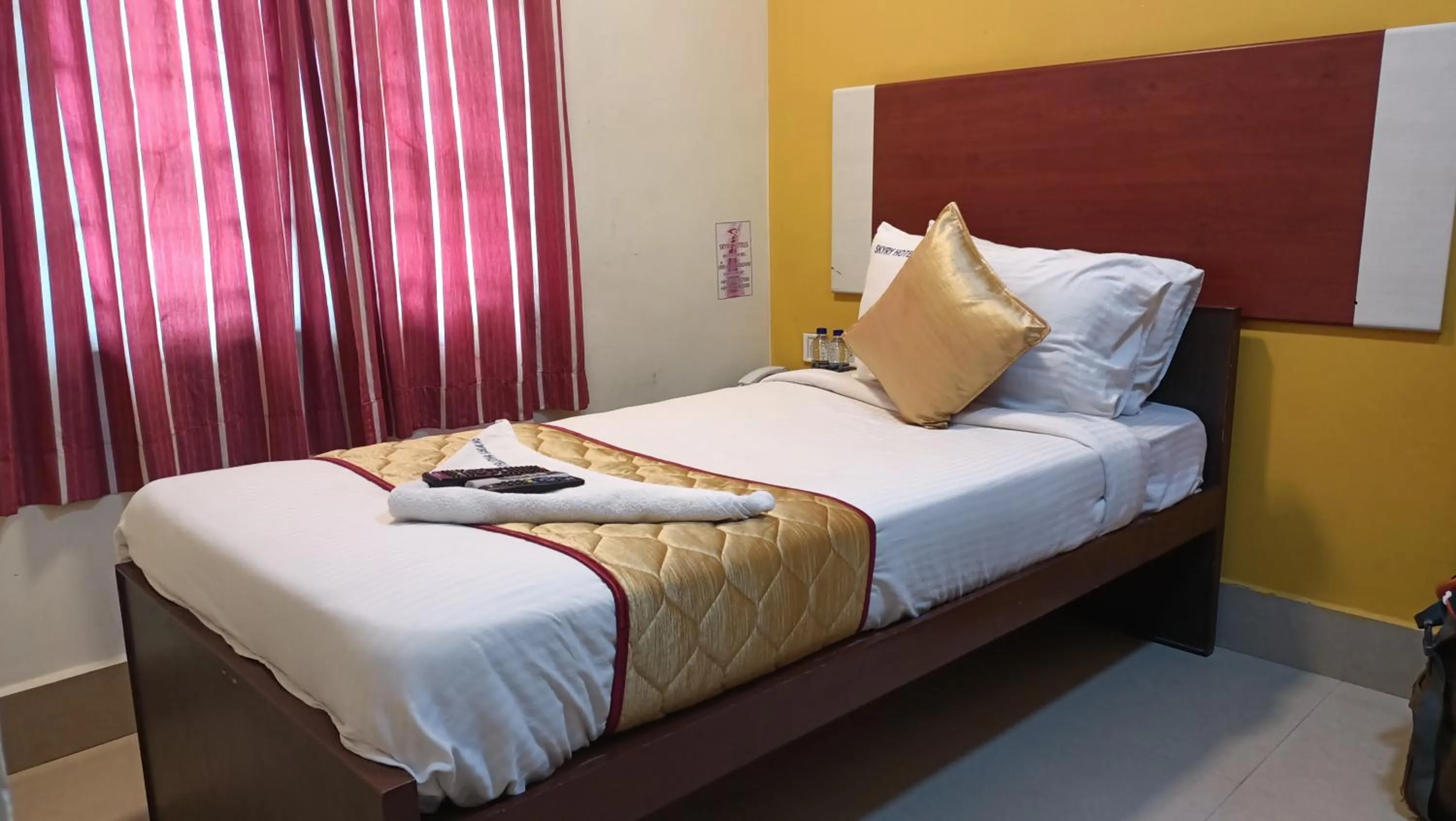 Bed in Skyry Hotels Adyar