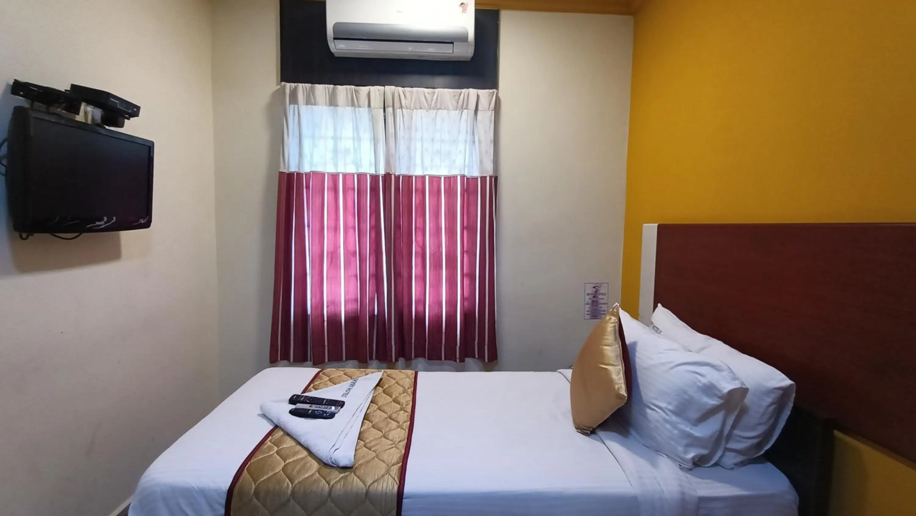 Photo of the whole room, Bed in Skyry Hotels Adyar