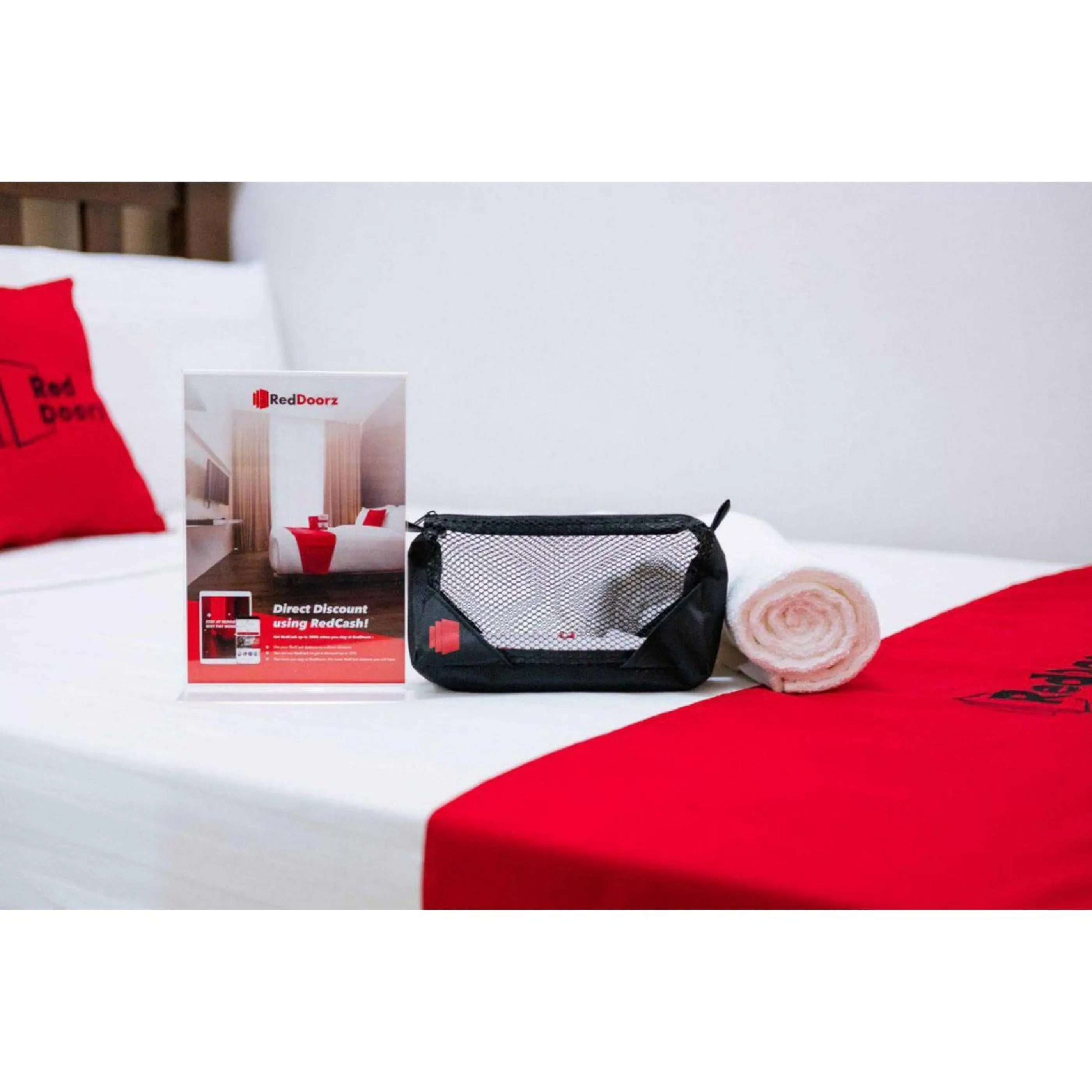 Bed in RedDoorz Syariah near RSUD Kota Malang