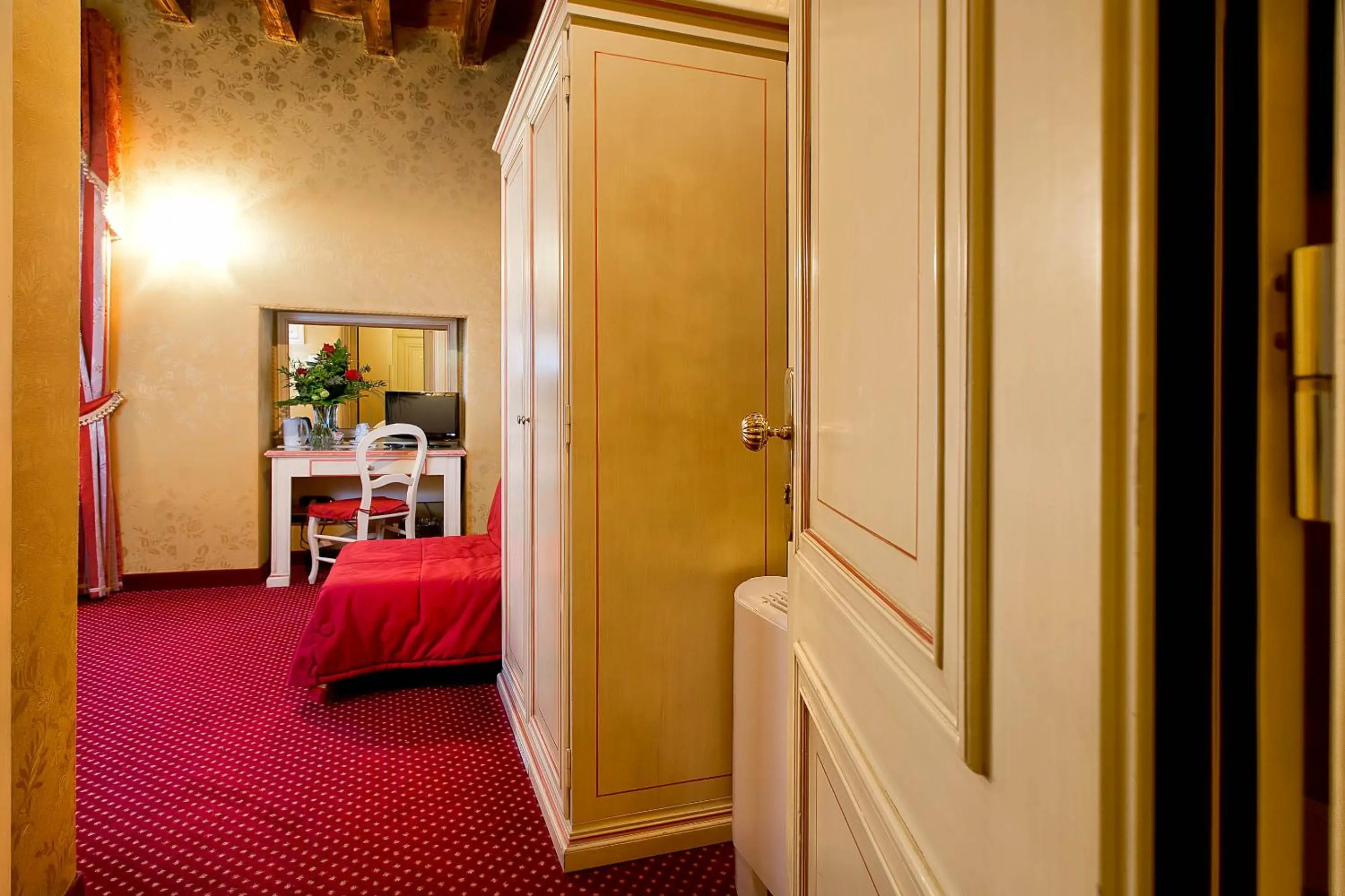 Coffee/tea facilities, Bed in Ca' San Polo - Ferretti Hotels Collection