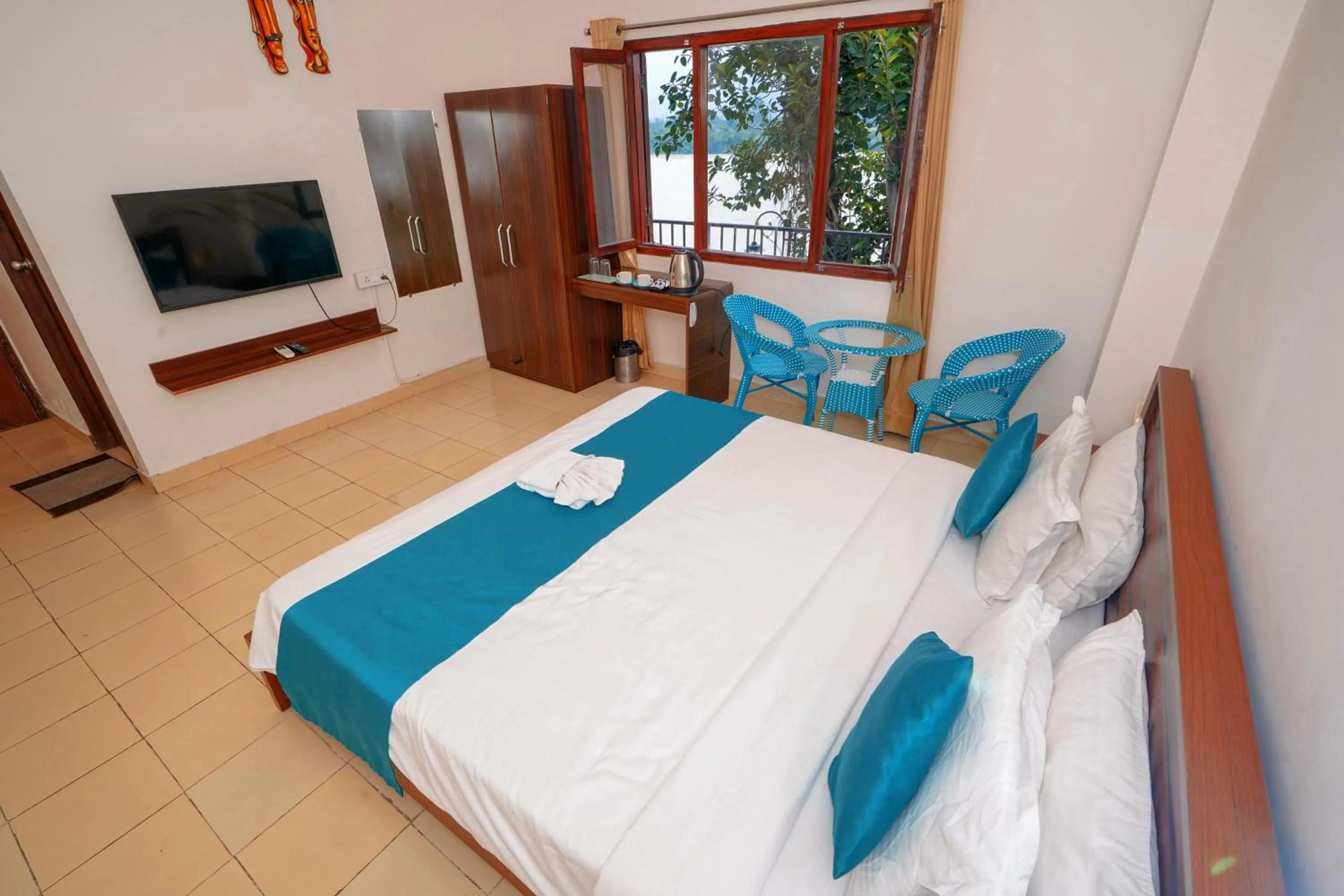 Communal lounge/ TV room, Bed in The Naga Rishikesh