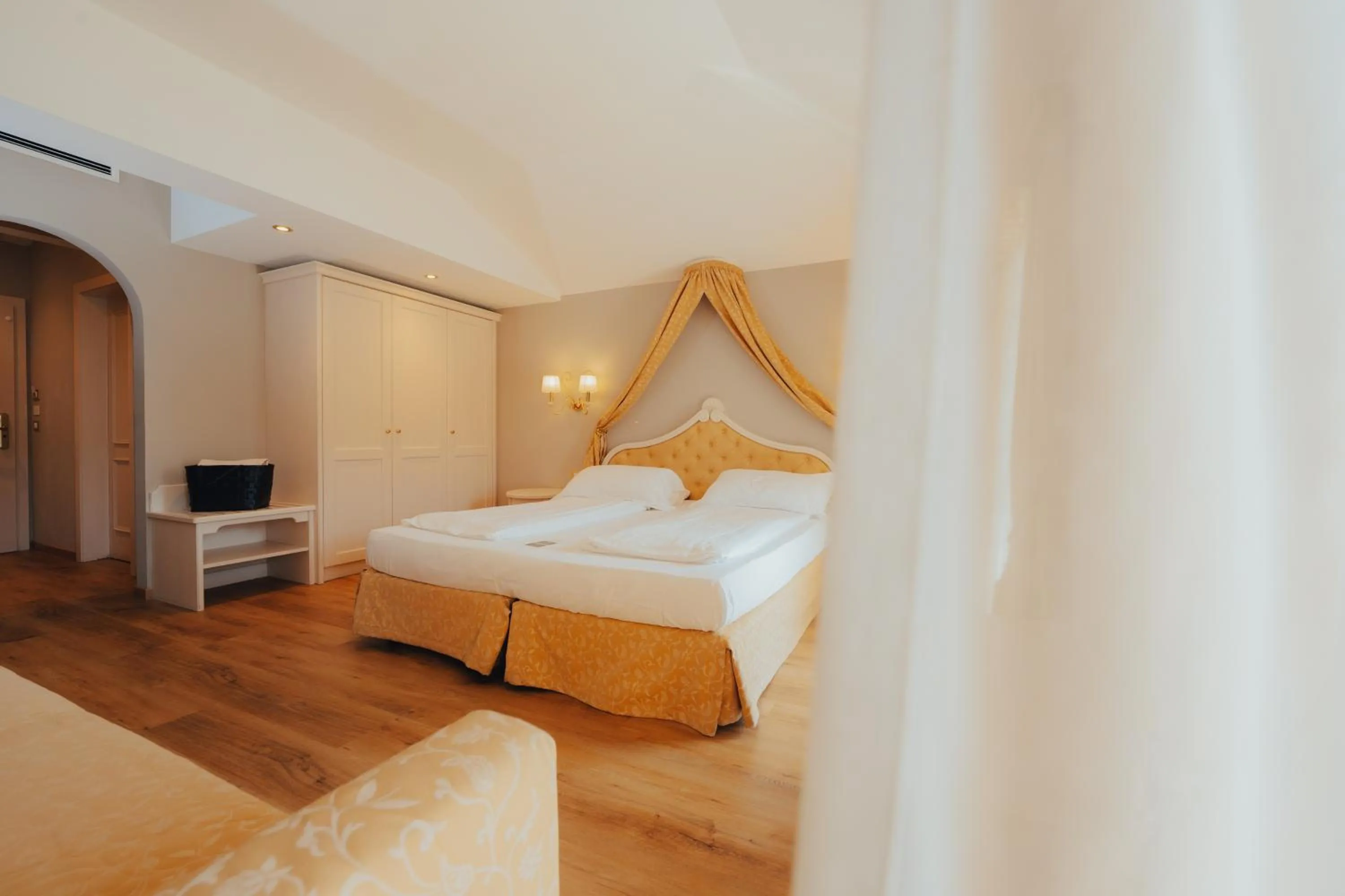 Bedroom, Bed in Parc Hotel Du Lac