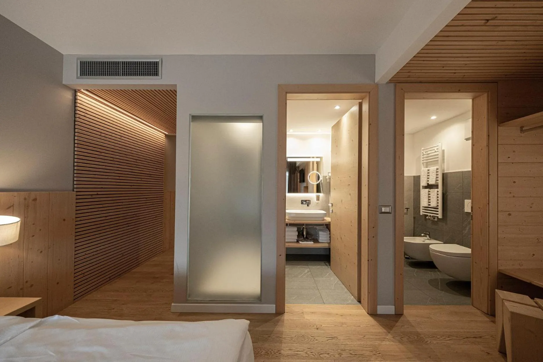 Bathroom, Bed in Parc Hotel Du Lac