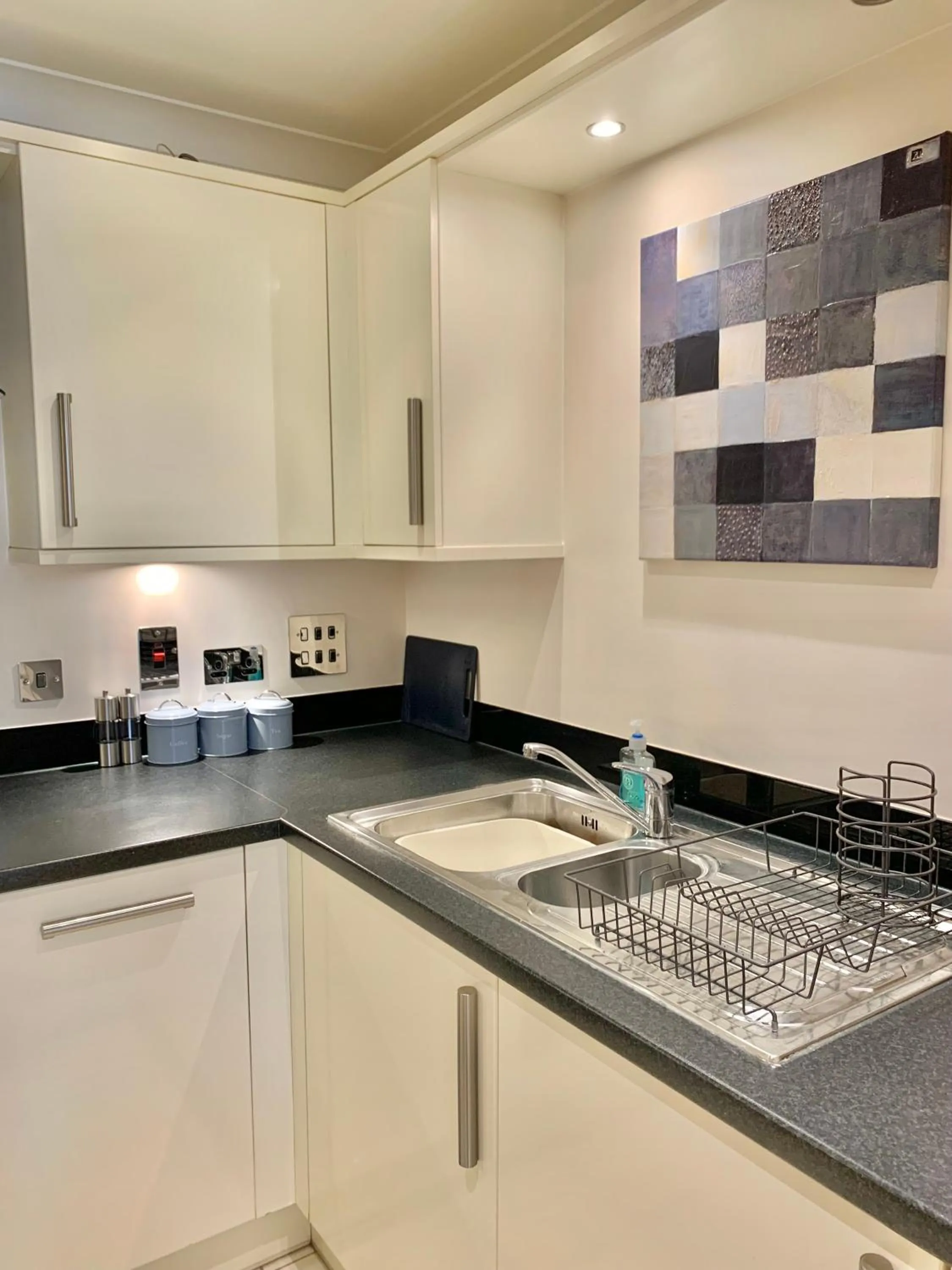 Kitchen or kitchenette in Risinghurst, Oxford, an ENTIRE 2beds, 2bathrooms, free Wi-Fi, Free Parking