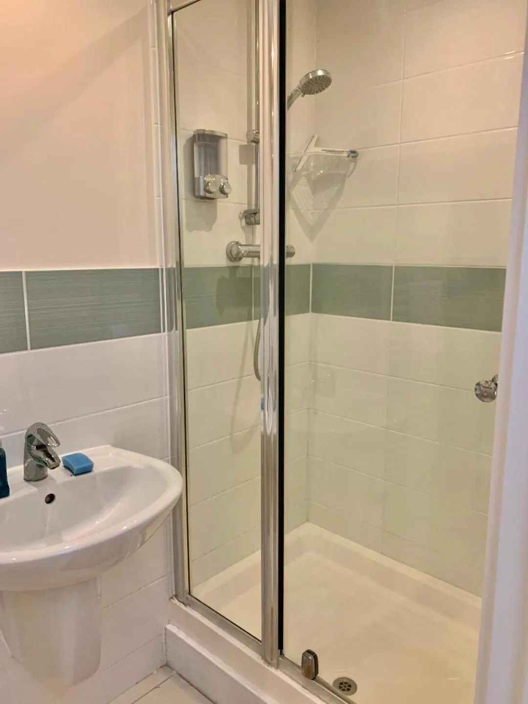Shower in Risinghurst, Oxford, an ENTIRE 2beds, 2bathrooms, free Wi-Fi, Free Parking