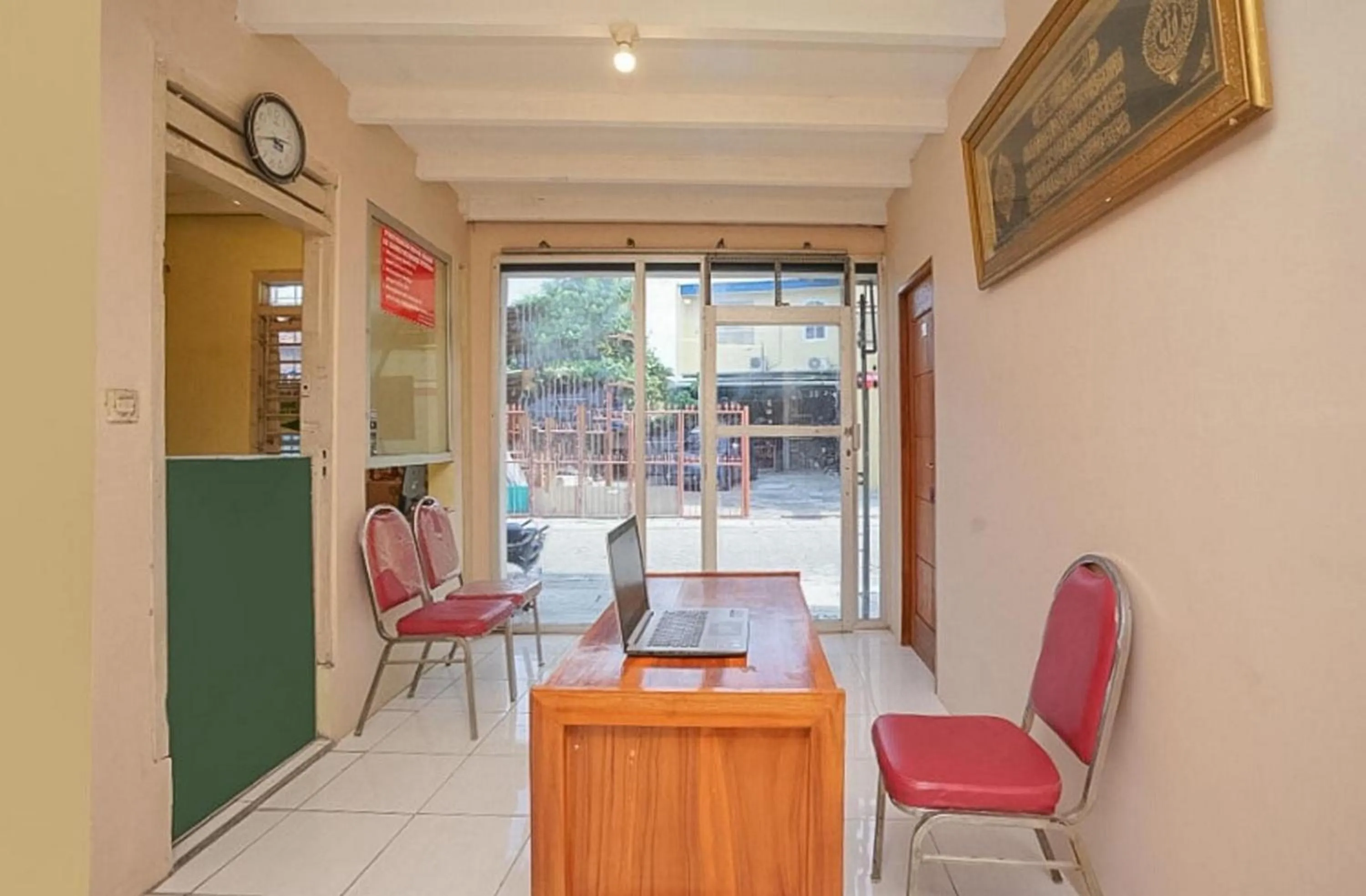 Lobby or reception in RedDoorz Syariah near Suramadu