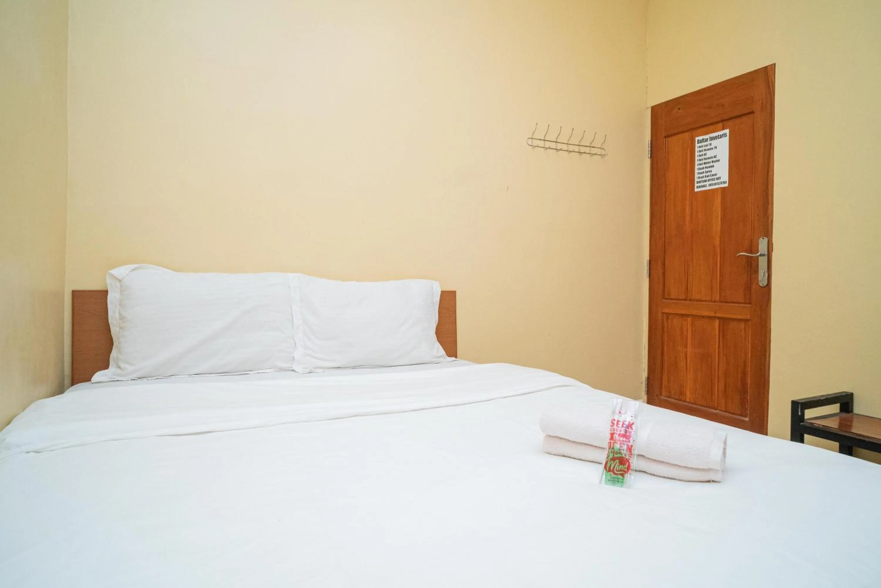 Bedroom, Bed in RedDoorz Syariah near Suramadu