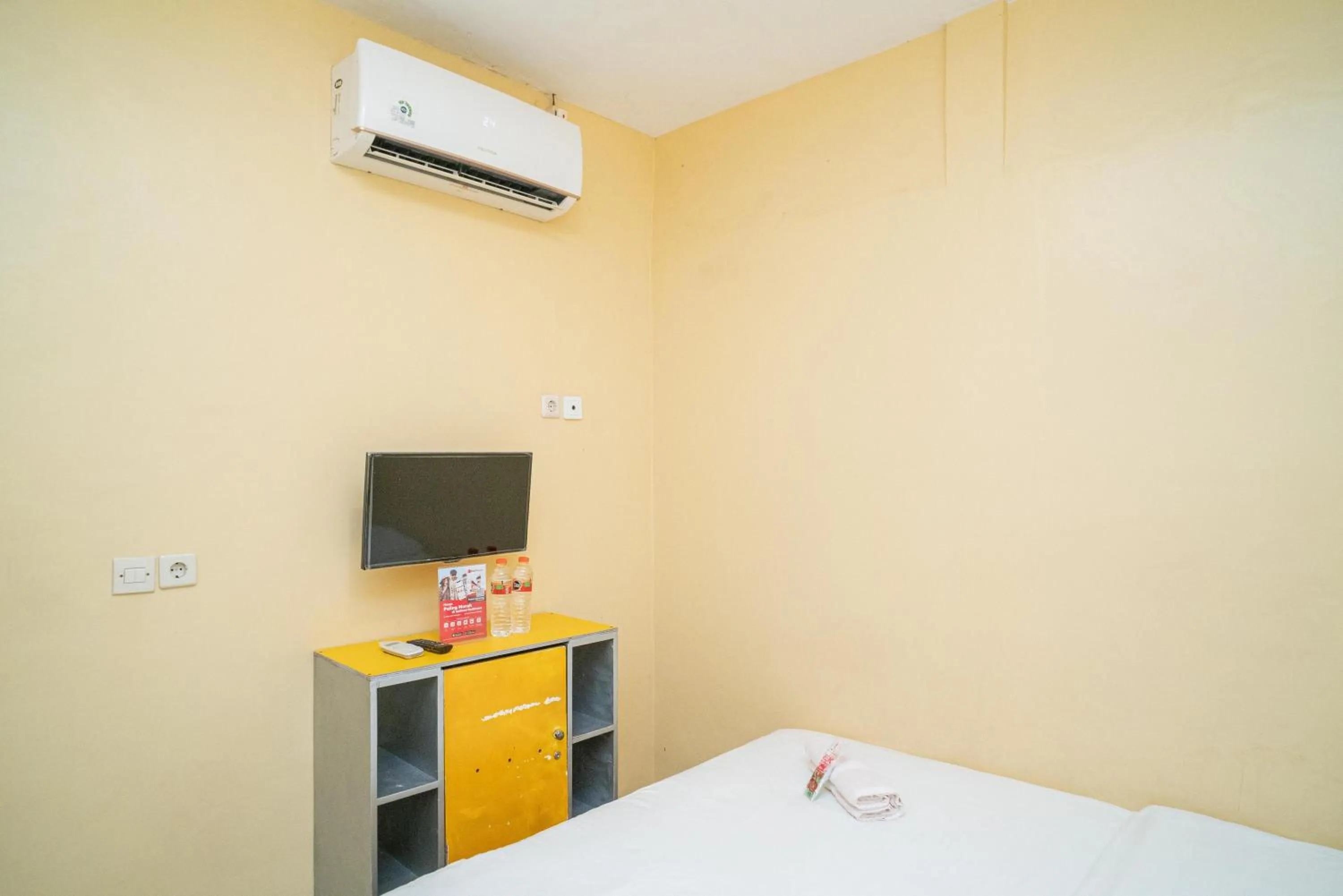 Bedroom, Bed in RedDoorz Syariah near Suramadu