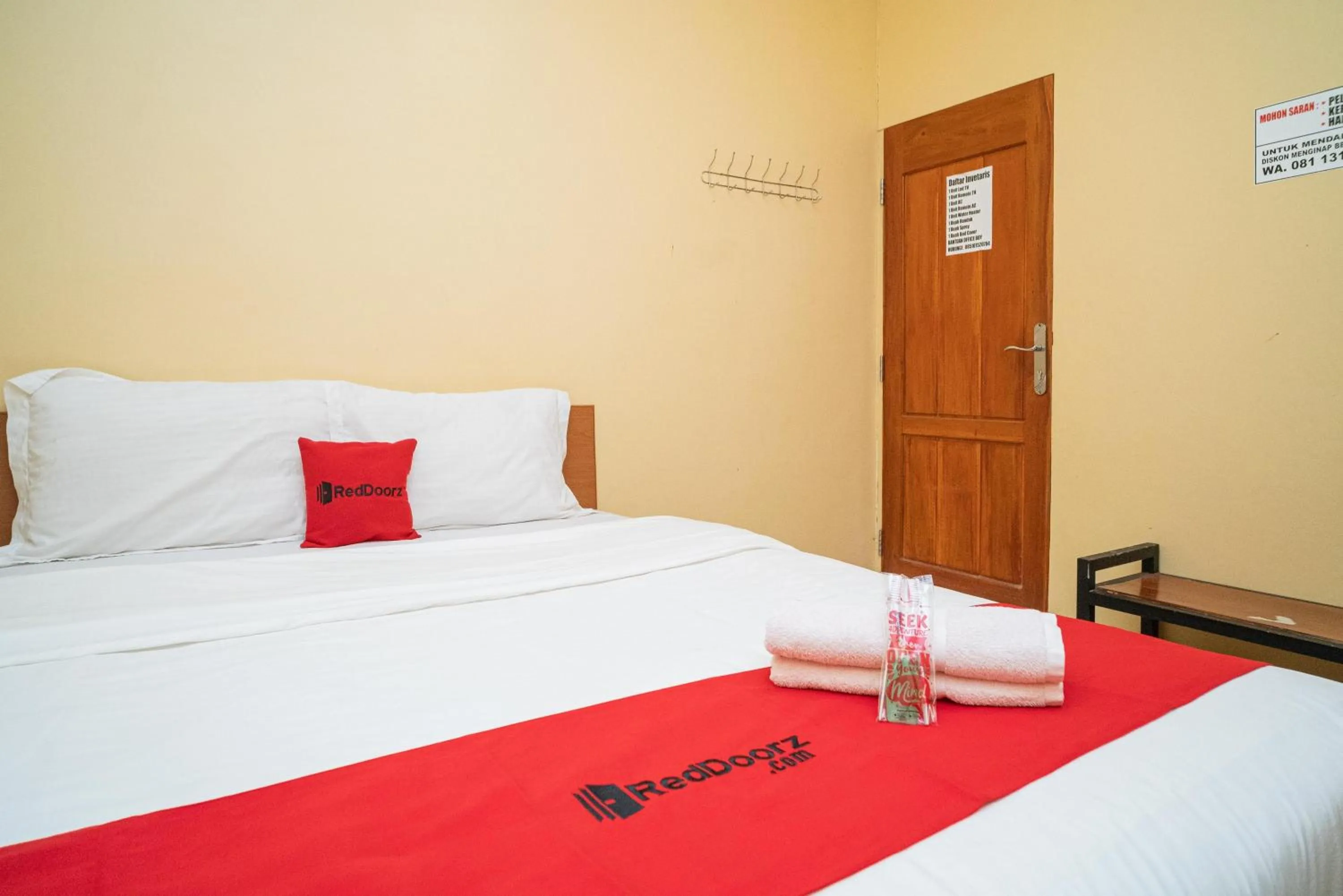 Bedroom, Bed in RedDoorz Syariah near Suramadu