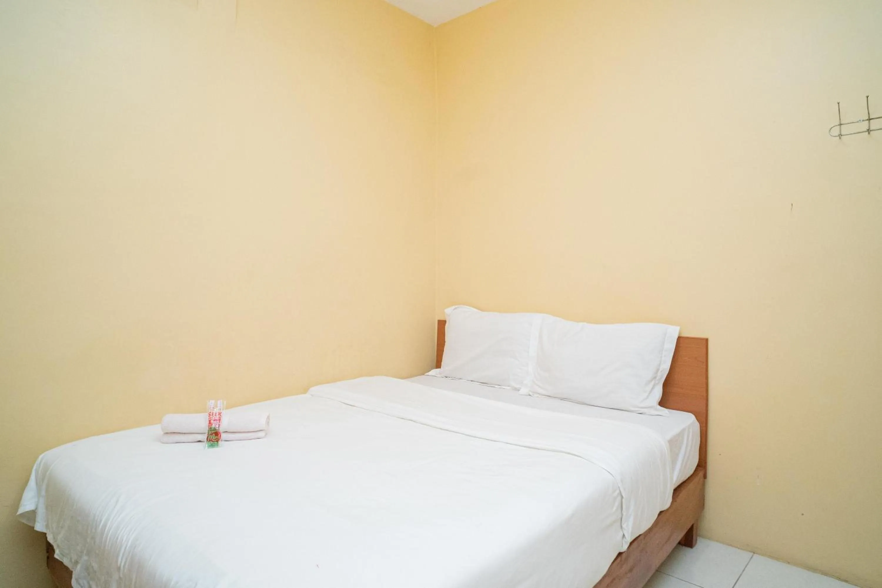 Bedroom, Bed in RedDoorz Syariah near Suramadu