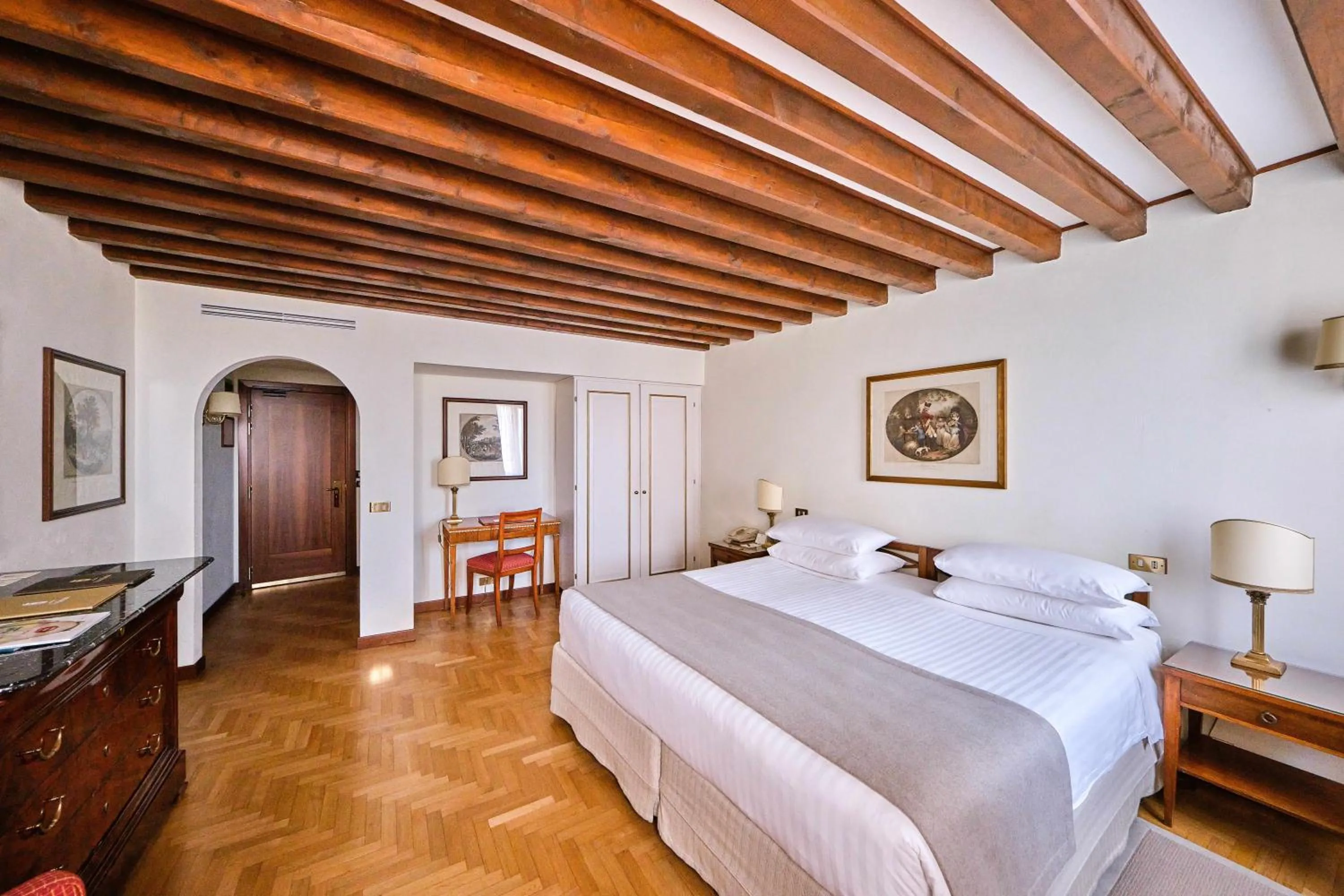 Photo of the whole room, Bed in Hotel Villa Cipriani