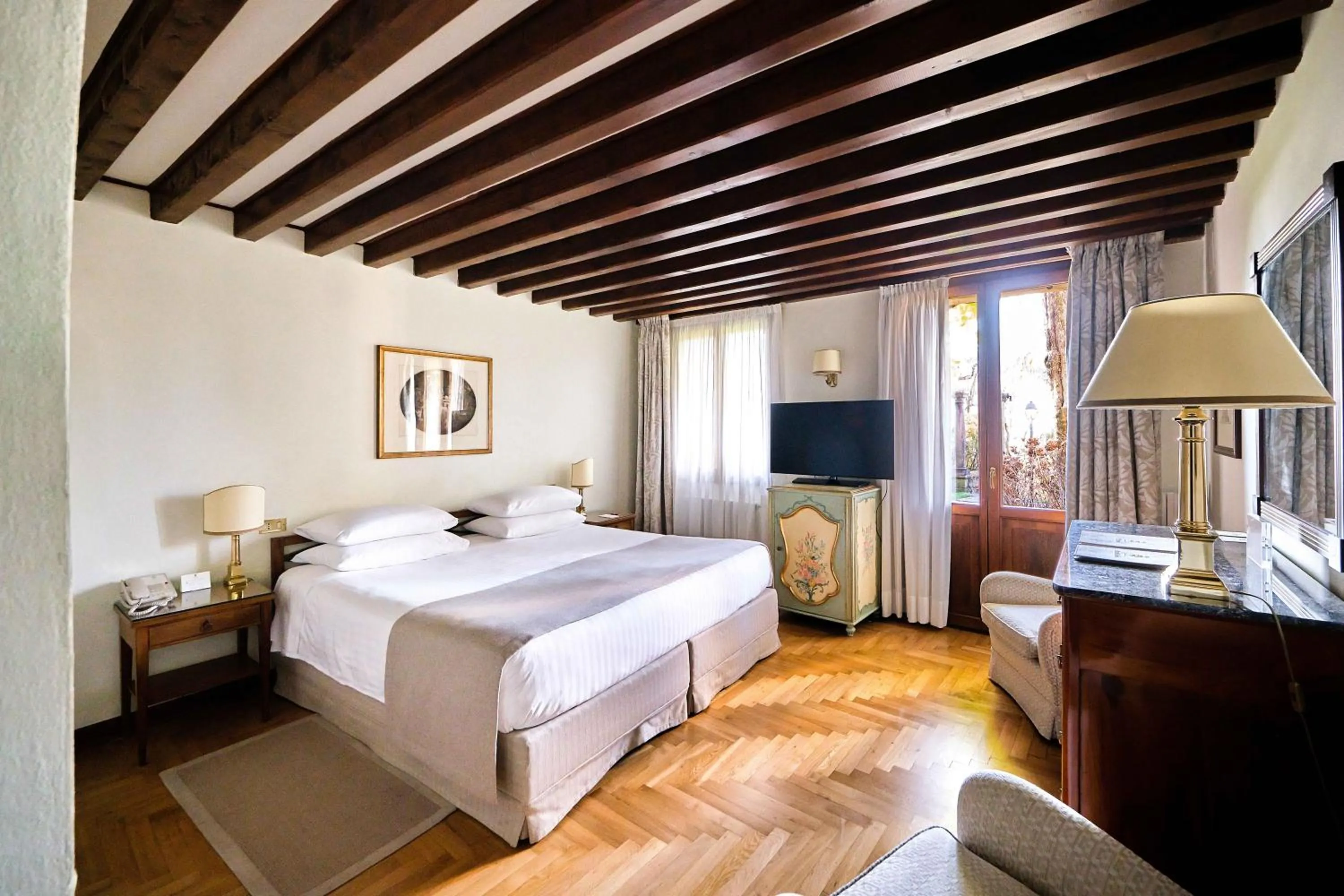 Photo of the whole room, Bed in Hotel Villa Cipriani