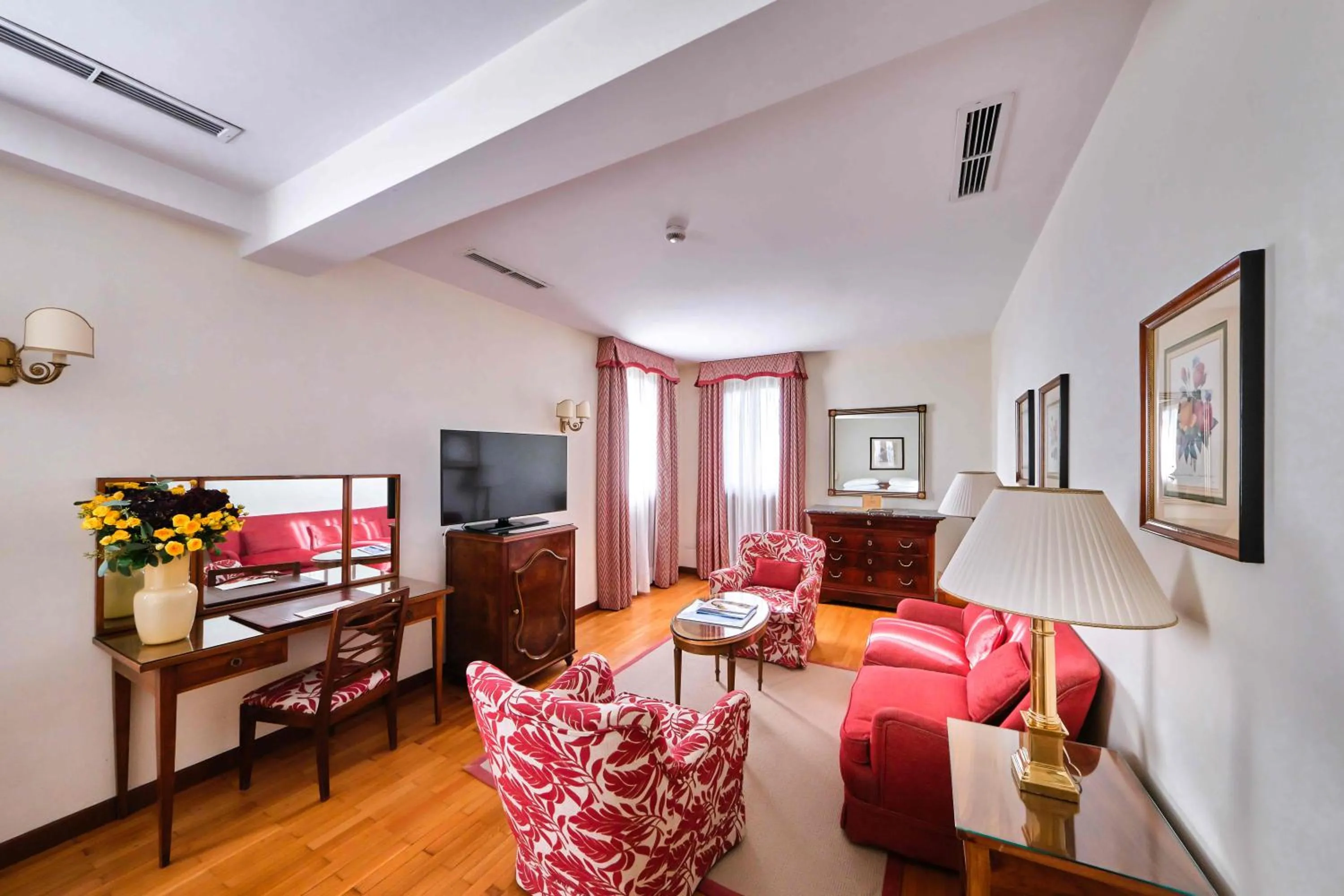 Living room, Bed in Hotel Villa Cipriani