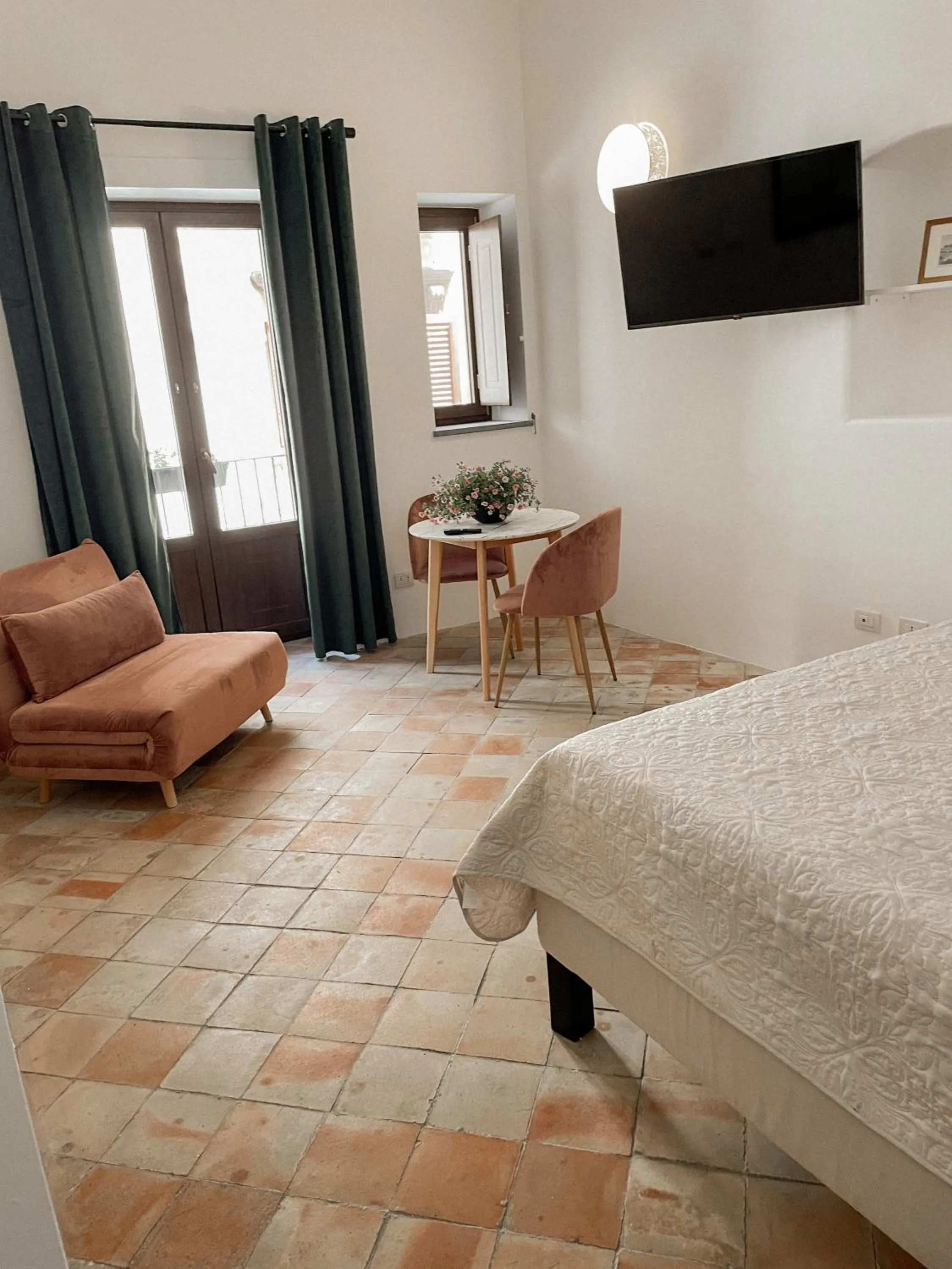 Living room, Bed in B&B Faraglione
