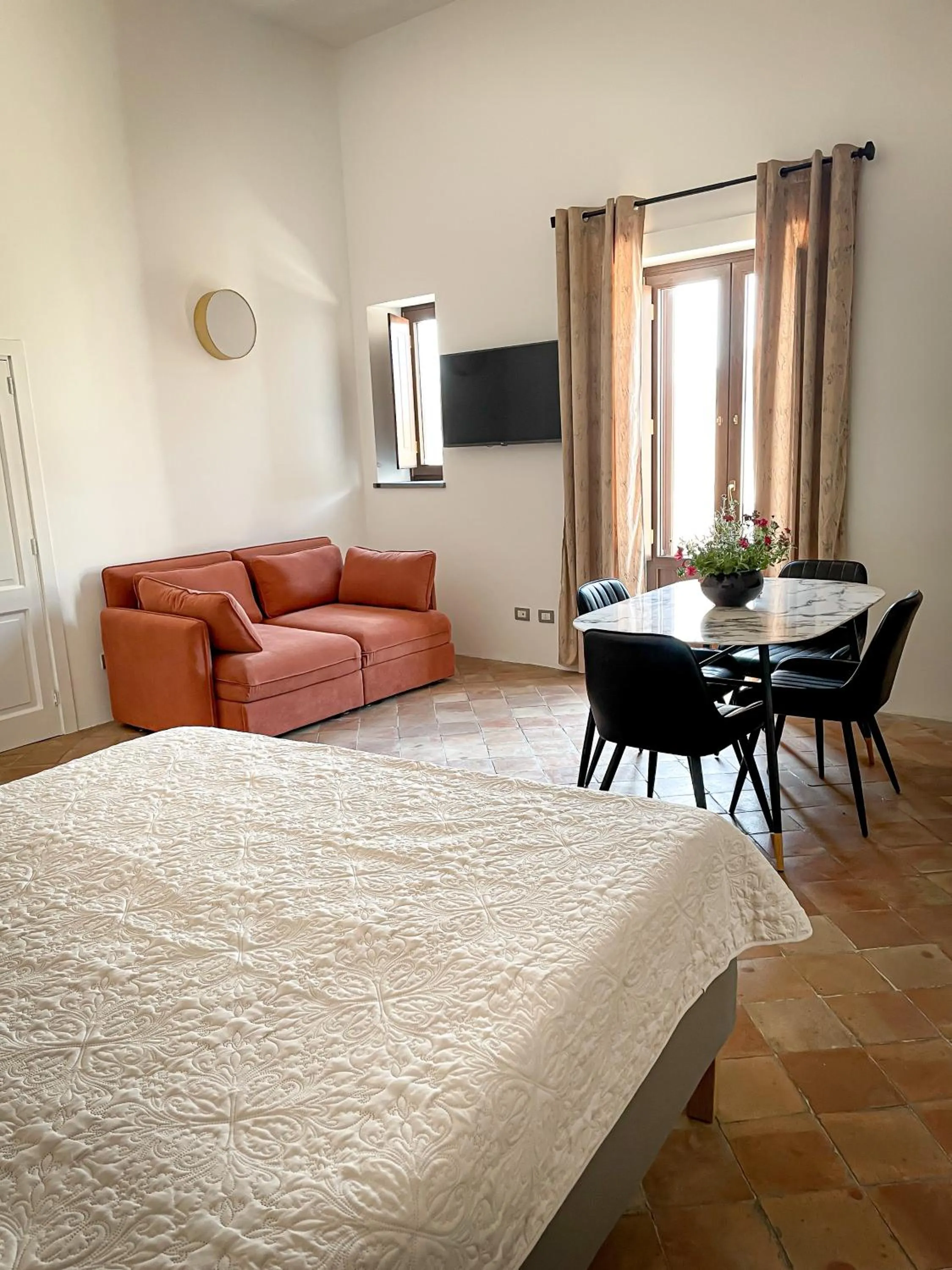 Living room, Bed in B&B Faraglione