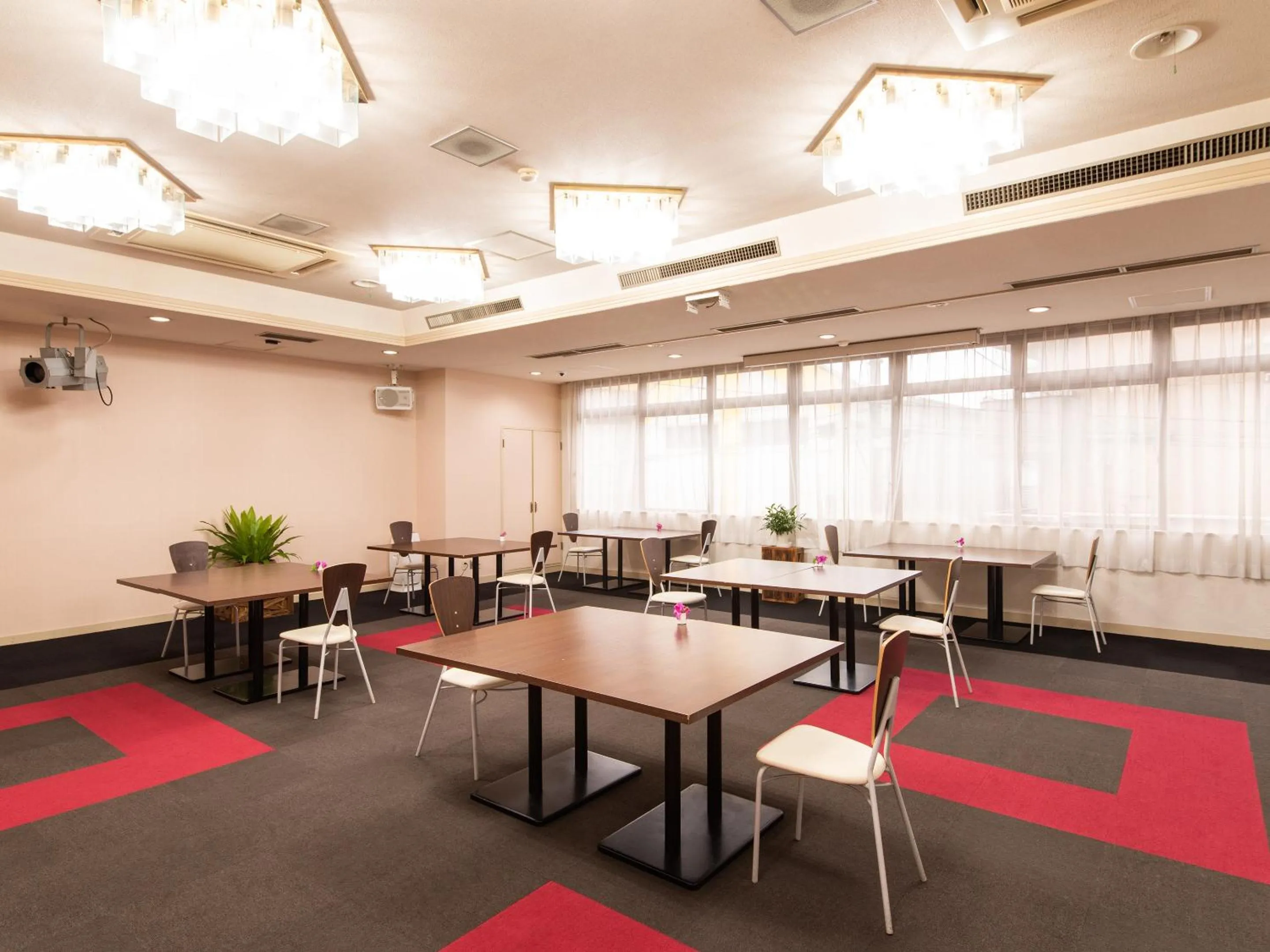 Restaurant/places to eat in Hotel Primrose Saito