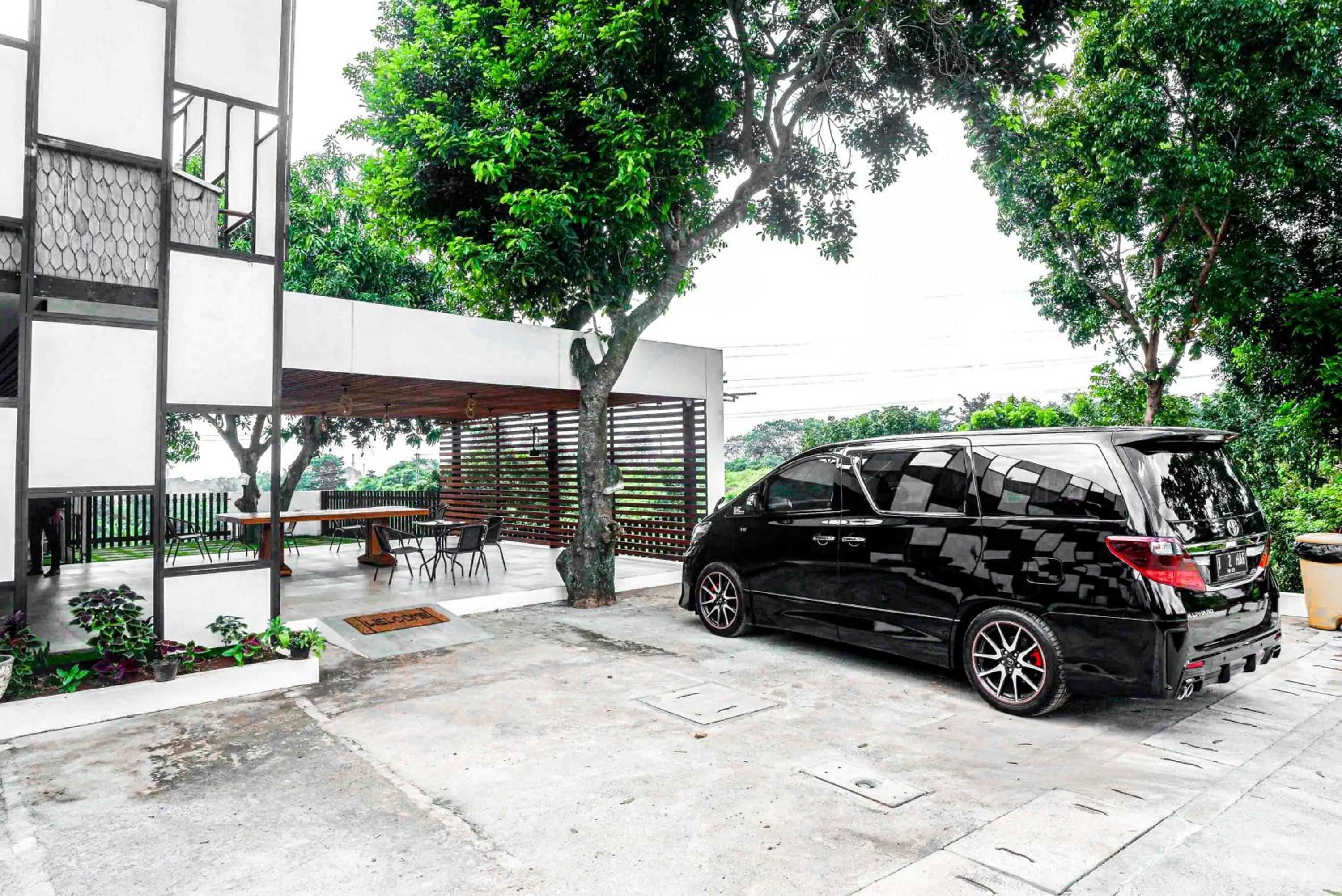 Parking in RedDoorz near Bukitsari Semarang