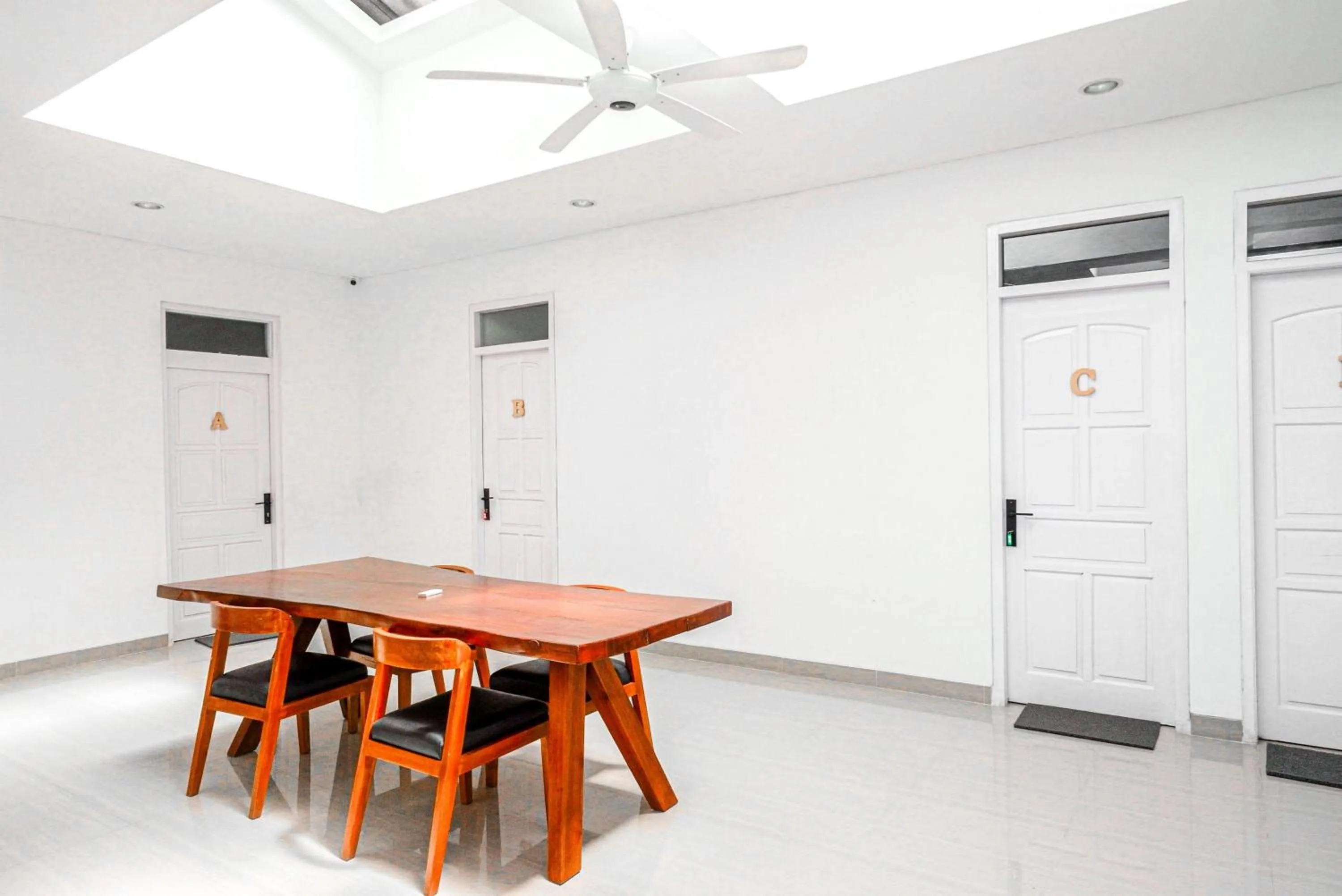 Seating area in RedDoorz near Bukitsari Semarang