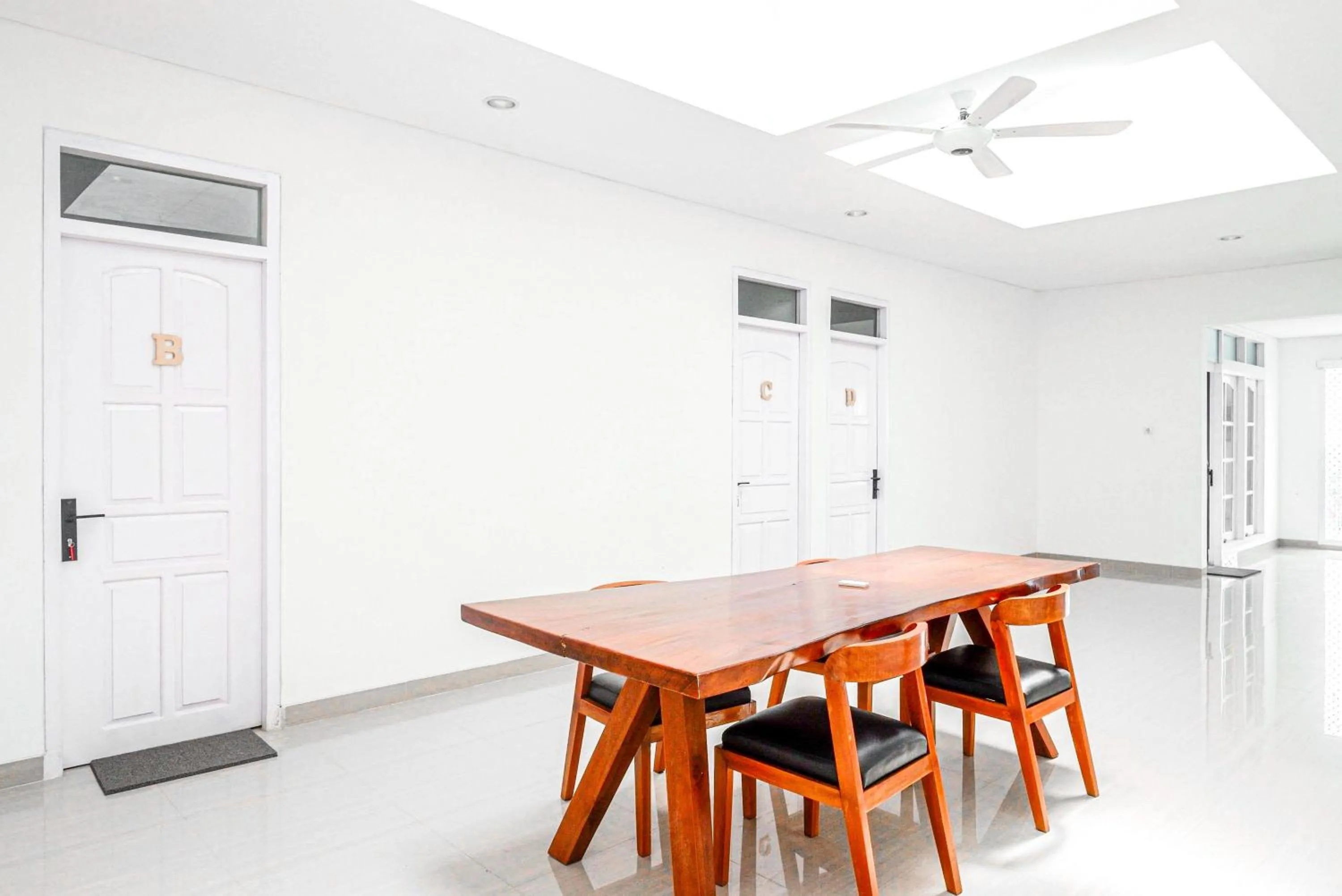 Seating area in RedDoorz near Bukitsari Semarang