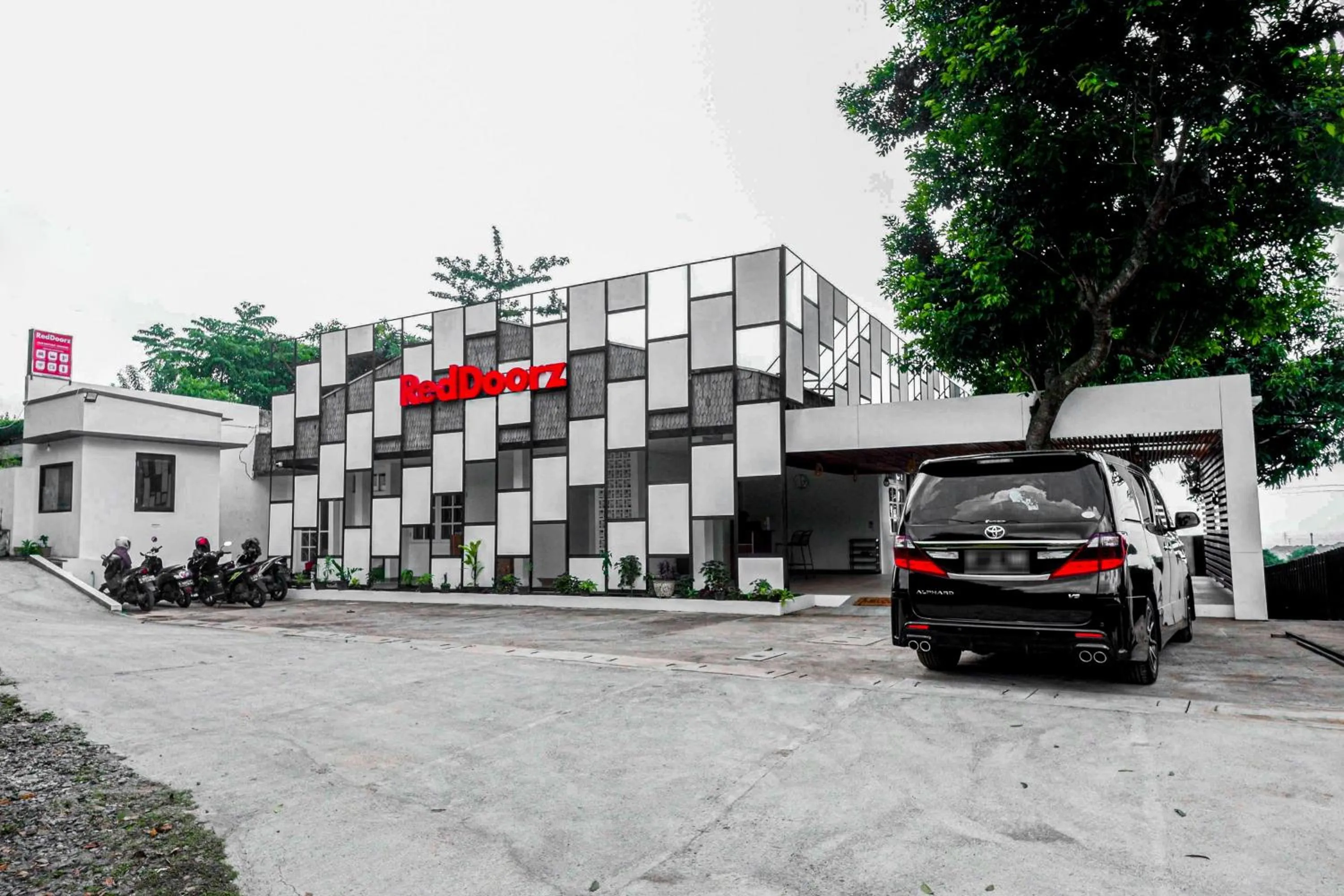 Parking in RedDoorz near Bukitsari Semarang