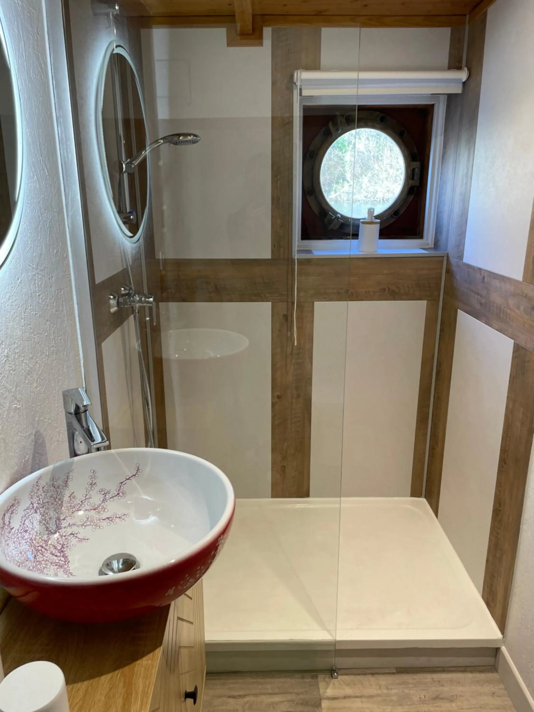 Bathroom in Péniche Le Pescalune - Chambre d'hôtes