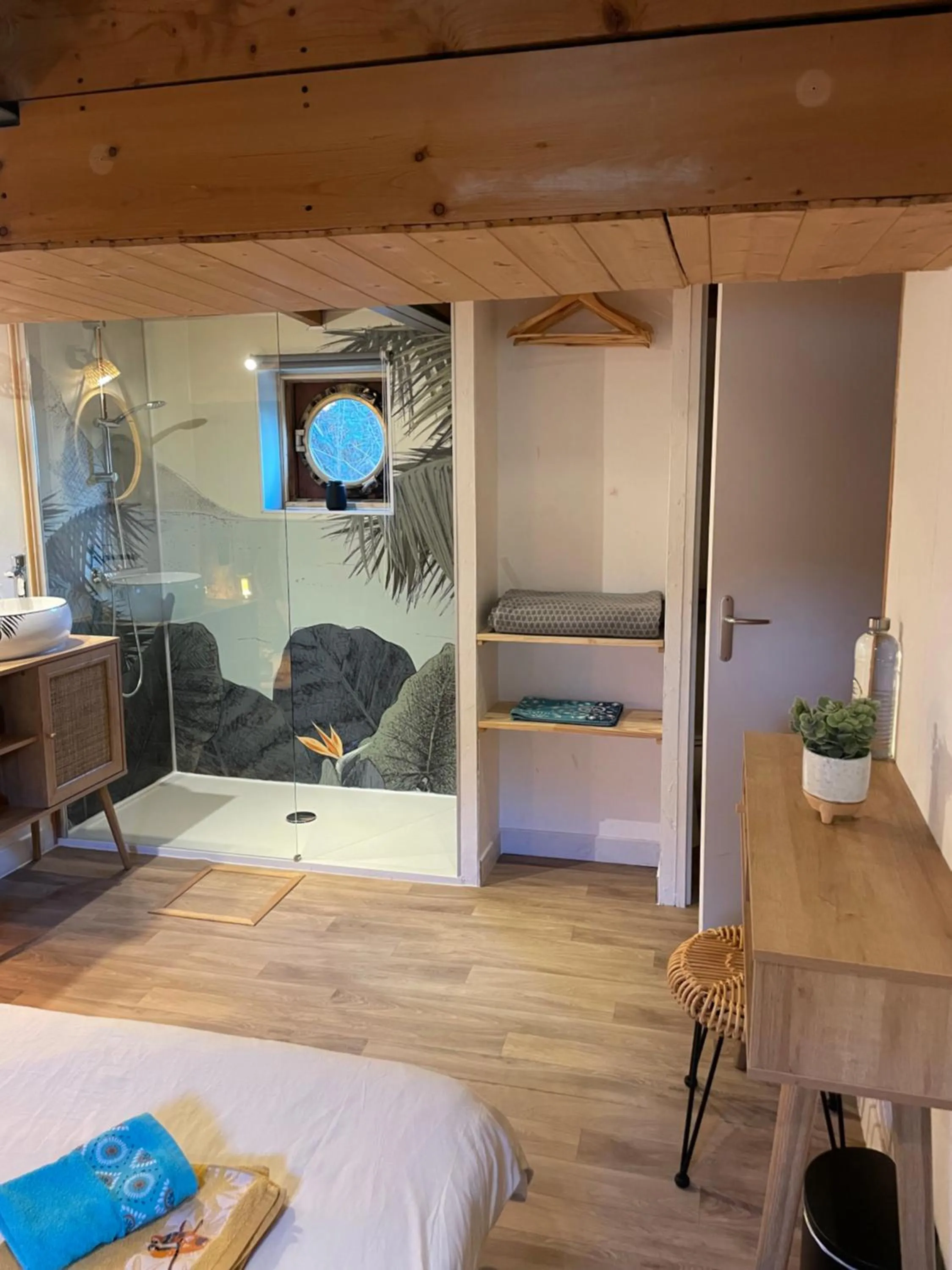 Photo of the whole room, Bed in Péniche Le Pescalune - Chambre d'hôtes