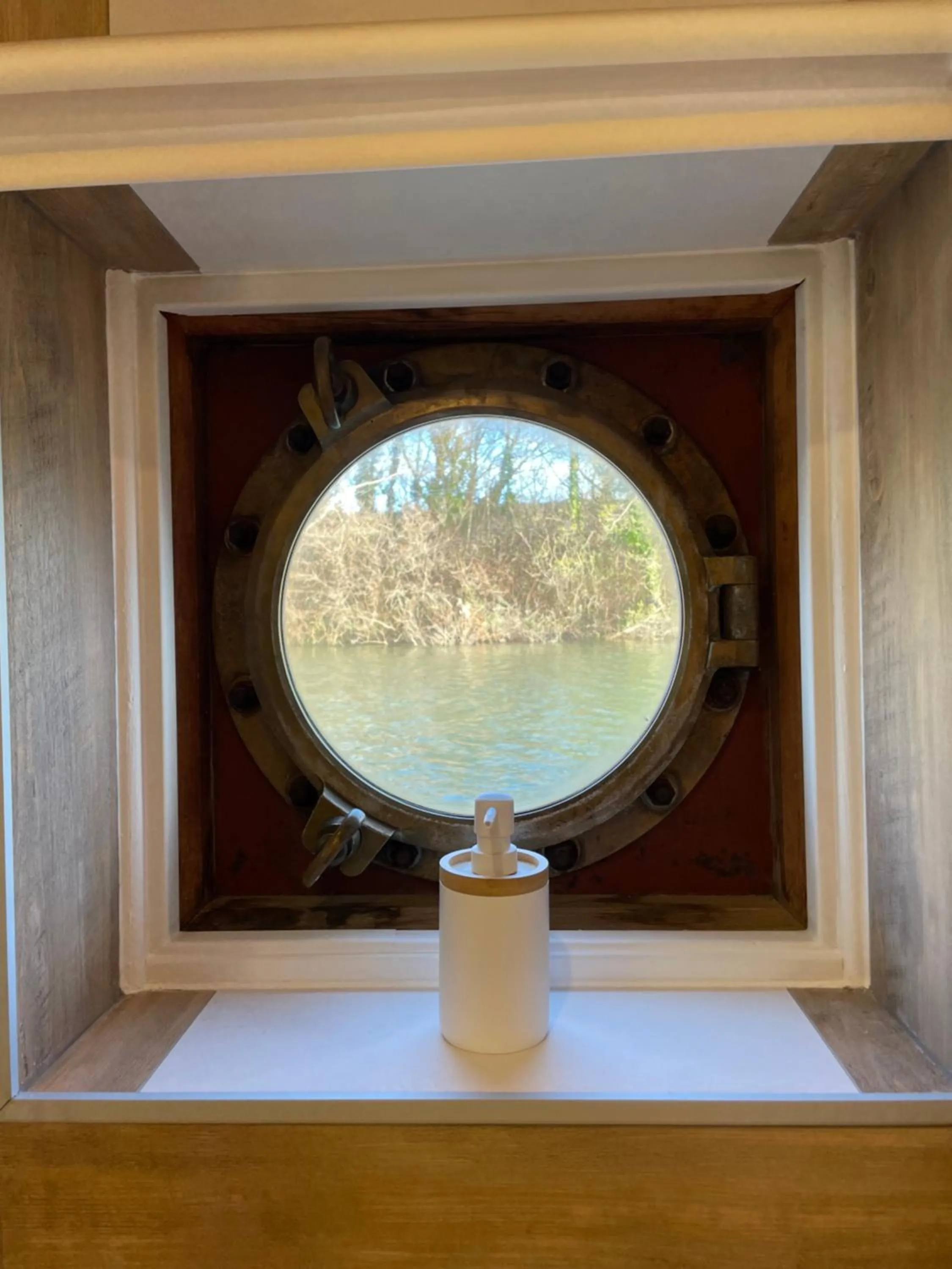 Bathroom in Péniche Le Pescalune - Chambre d'hôtes