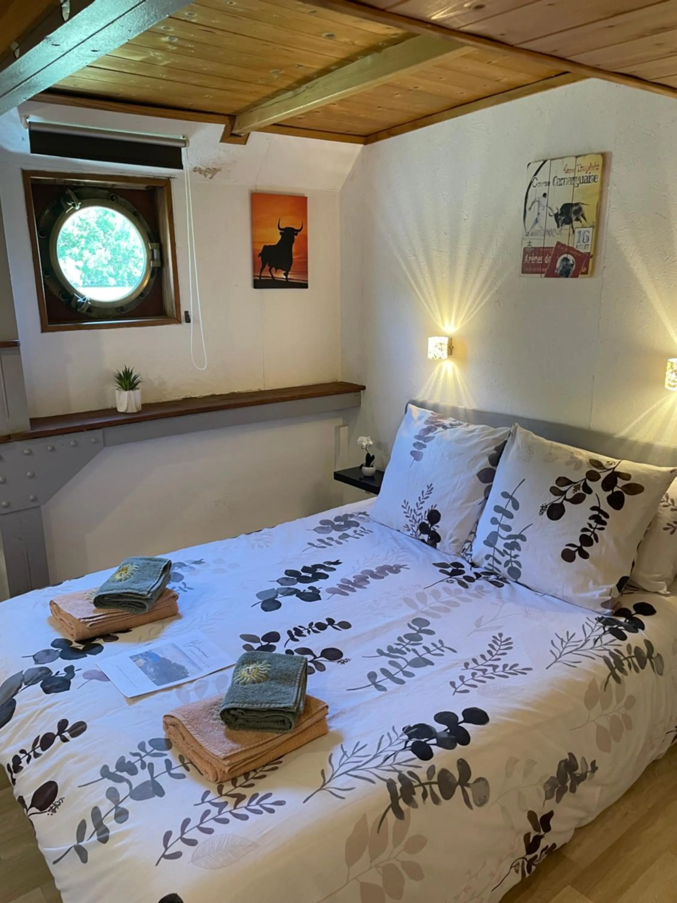 Bed in Péniche Le Pescalune - Chambre d'hôtes